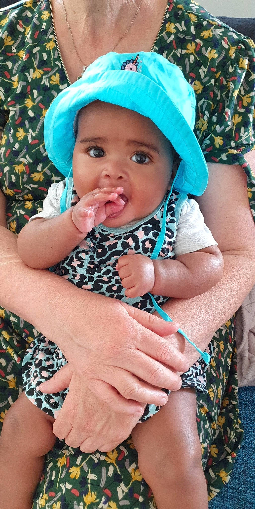 Kayliah participe au concours pour gagner de l'argent avec cette photo : arm, azure, baby, baby_toddler_clothing, blue, cheek, eye, face, facial_expression, gesture, green, hand, happy, headwear, human, iris, lip, mouth, organ, person