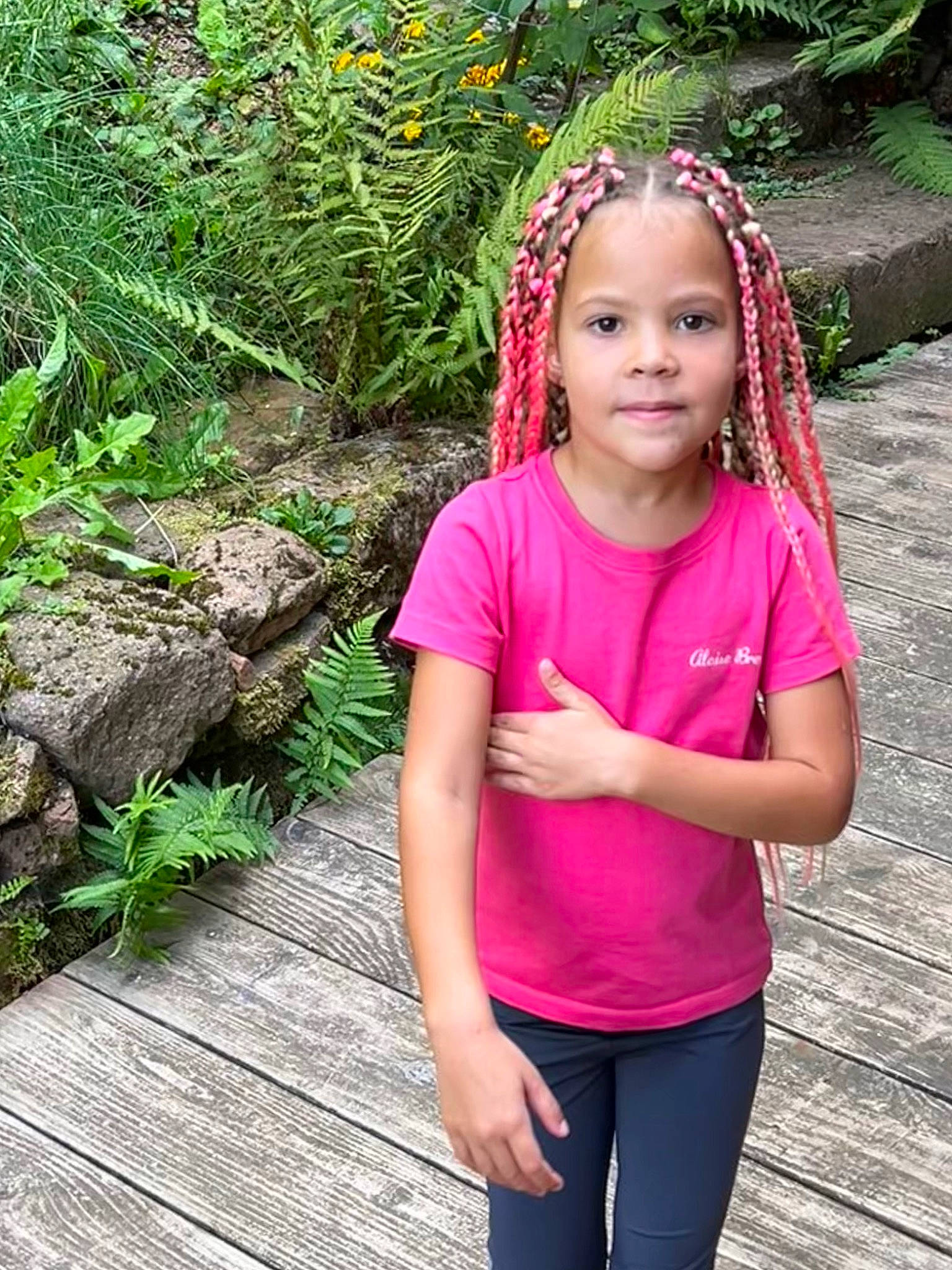 Marie-lou a rejoint le concours — aidez-le/la à gagner de superbes lots ! botany, child, fashion_accessory, grass, green, happy, head, headpiece, headwear, jewellery, leaf, leisure, magenta, necklace, people_in_nature, person, pink, plant, smile, t_shirt