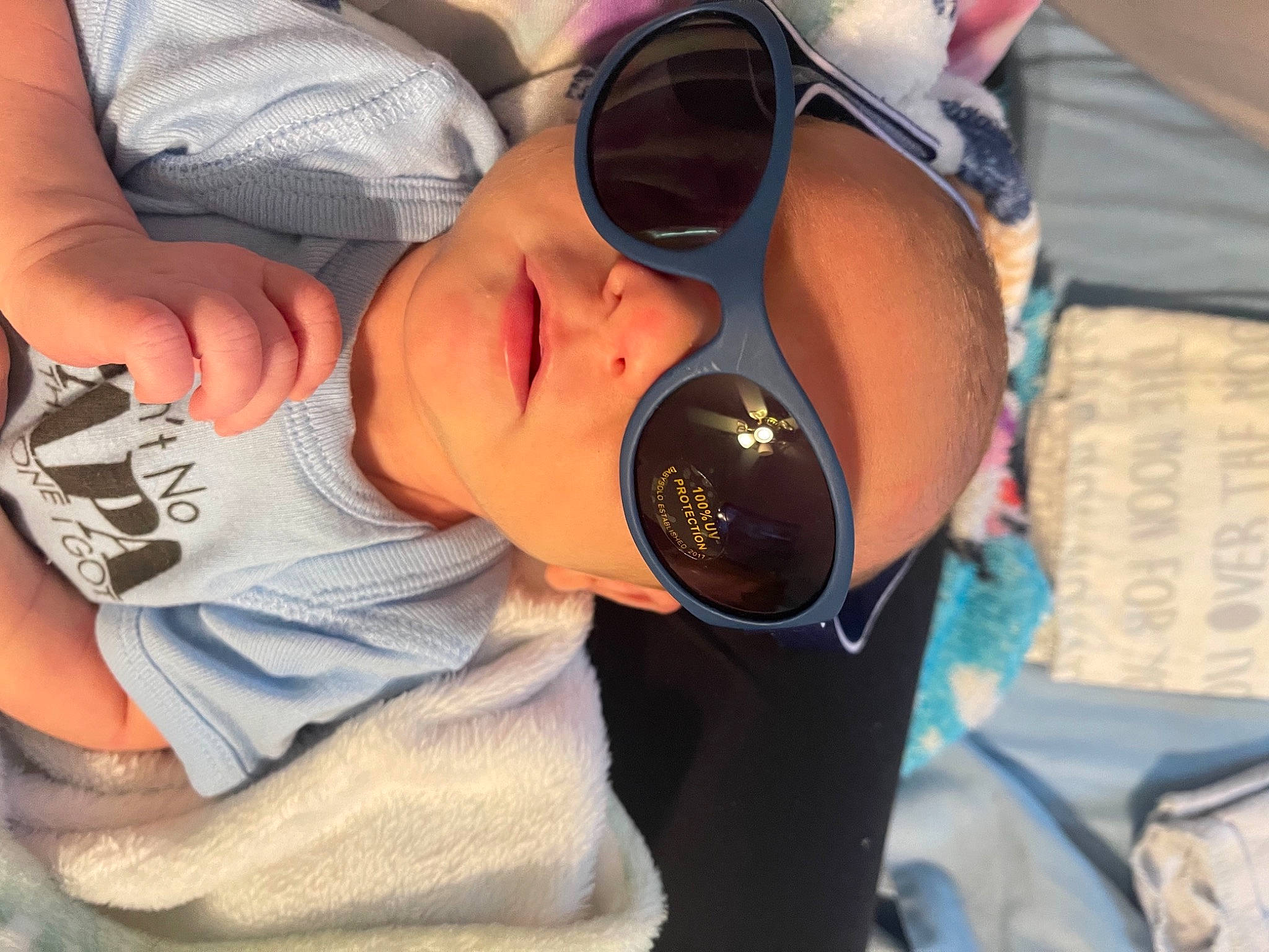 Keanu is registered to the contest to win money with this photo: audio_equipment, black_hair, cap, chin, comfort, elbow, eyewear, fedora, gesture, glasses, goggles, hat, headgear, headwear, mouth, nail, neck, nose, person, sleeve