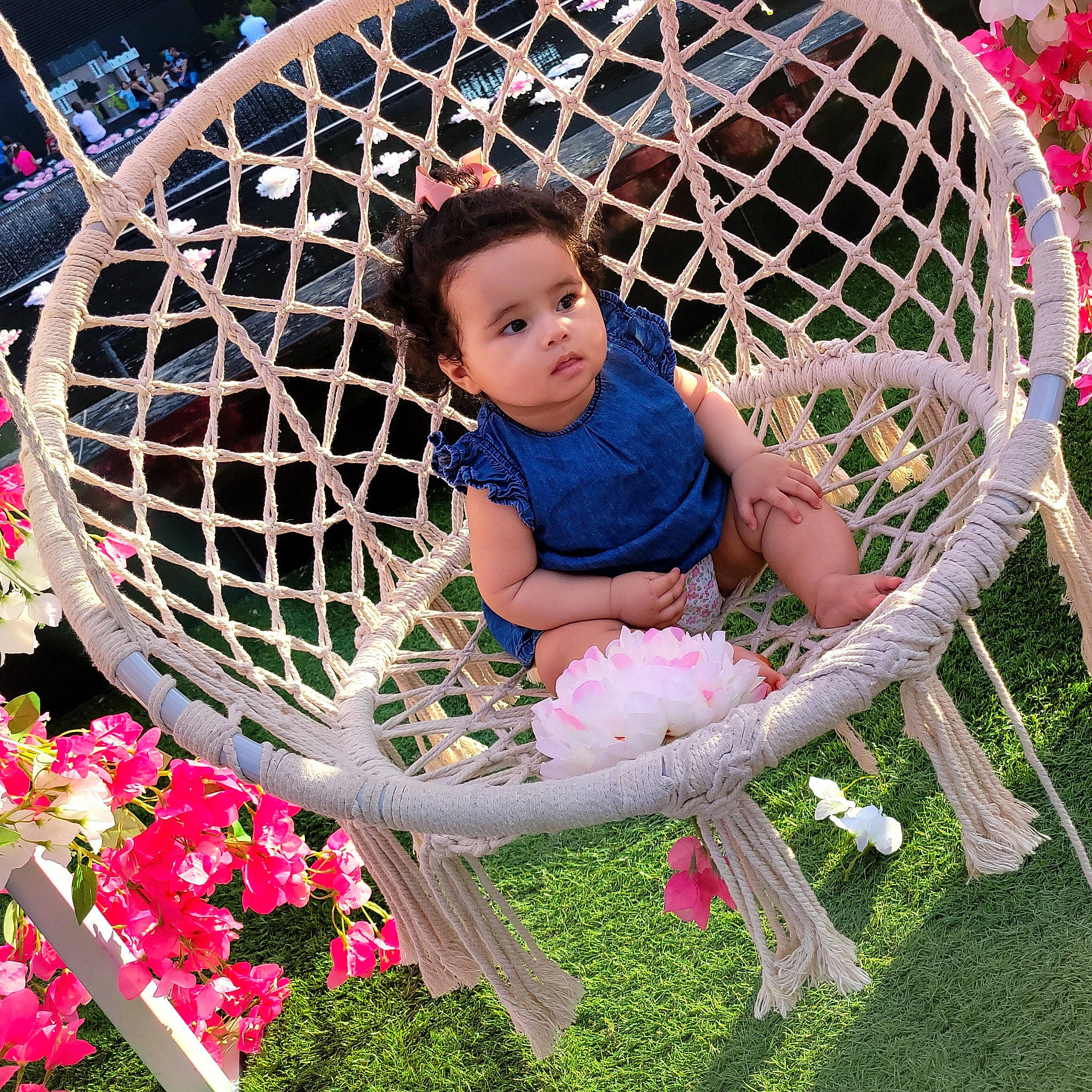 Khadija a rejoint le concours — aidez-le/la à gagner de superbes lots ! baby_toddler_clothing, botany, child, flower, fun, grass, happy, leisure, mammal, nature, organ, people, people_in_nature, person, pink, plant, product, public_space, summer, toddler