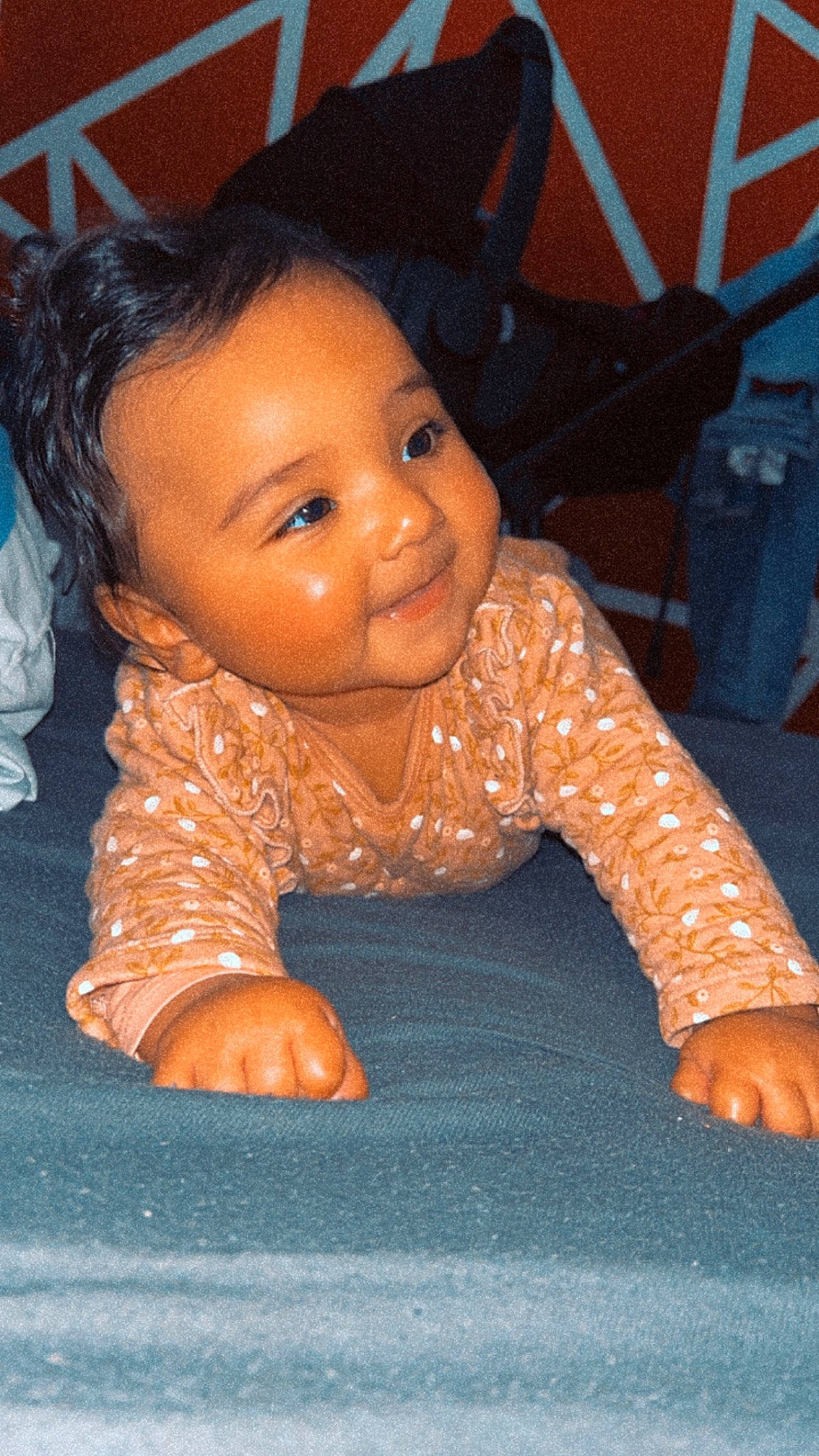 Julyana a rejoint le concours — aidez-le/la à gagner de superbes lots ! baby, brown, cheek, chin, eyebrow, face, finger, floor, flooring, gesture, happy, human_body, iris, joy, lip, mouth, nose, person, skin, sleeve