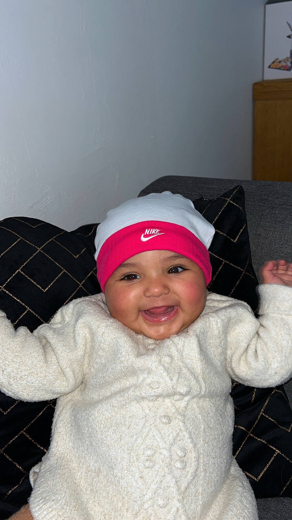 Julyana participe au concours pour gagner de l'argent avec cette photo : baby_toddler_clothing, baseball_cap, cap, carmine, cheek, child, comfort, fun, headgear, headwear, human_body, joy, linens, magenta, pattern, person, plaid, sleeve, smile, t_shirt