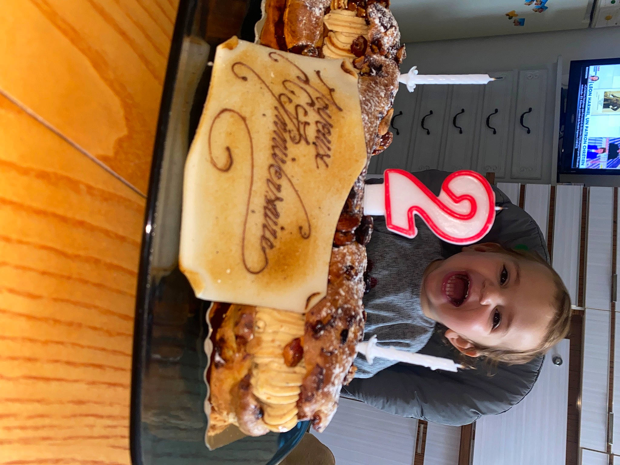 Hylona participe au concours pour gagner de l'argent avec cette photo : advertising, comfort_food, cuisine, dessert, display_device, fast_food, font, food, fur, hat, ingredient, junk_food, person, portrait_photography, snack, television, toddler, wood