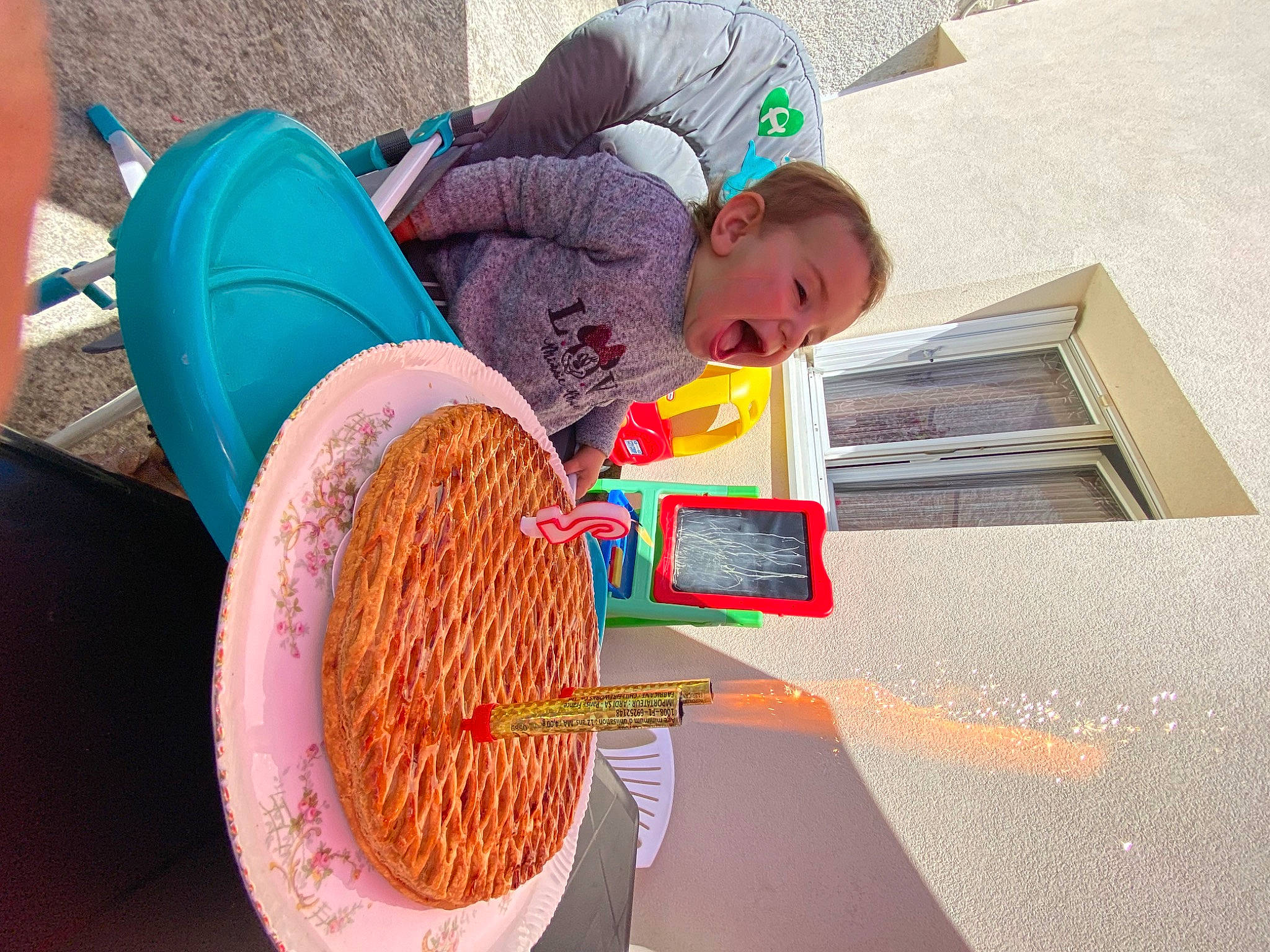 Hylona participe au concours pour gagner de l'argent avec cette photo : automotive_wheel_system, baby, child, circle, comfort_food, cuisine, dish, food, fun, hat, ingredient, leisure, pattern, person, tableware, toddler