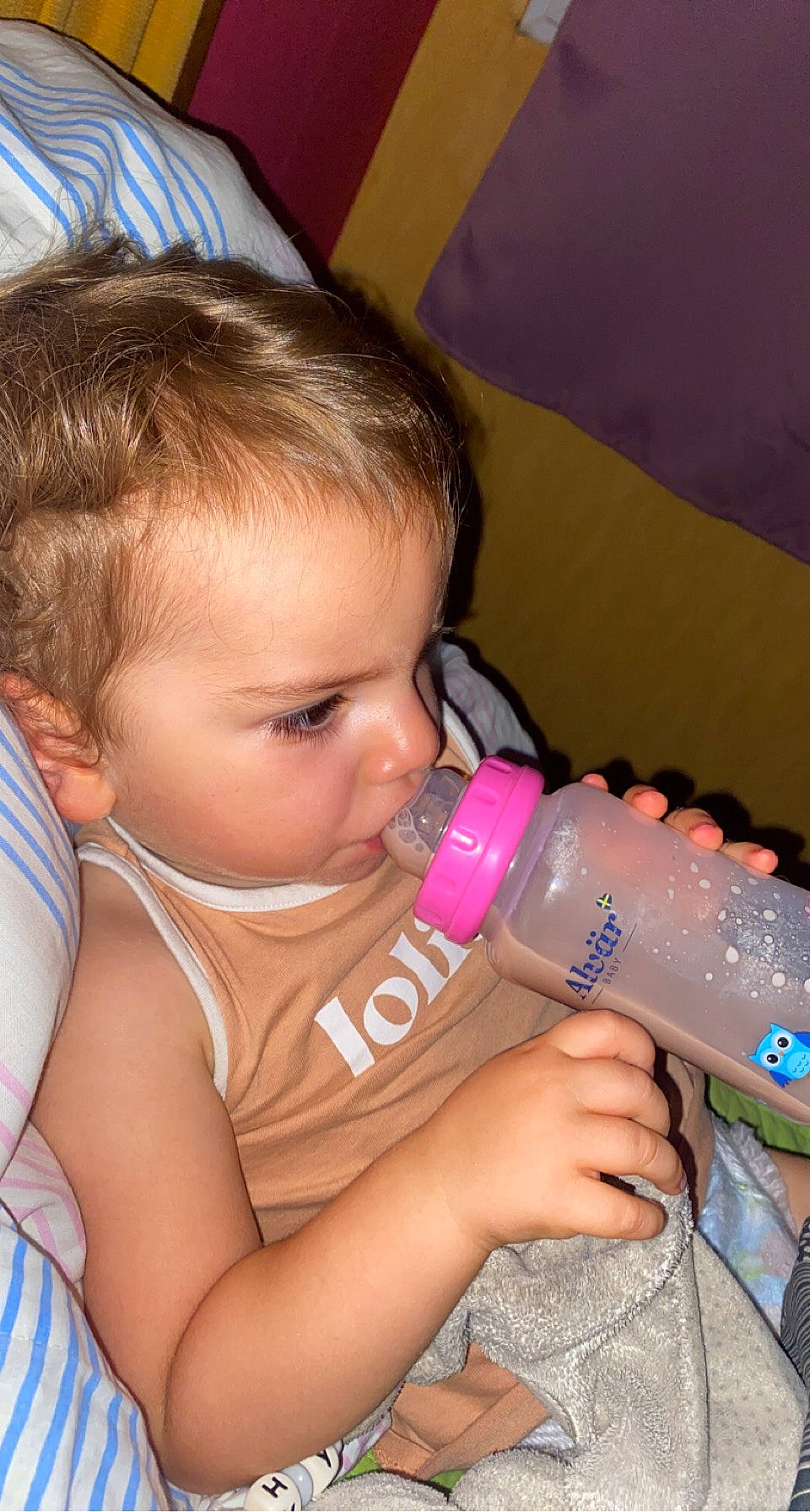 Hylona a rejoint le concours — aidez-le/la à gagner de superbes lots ! baby, baby_bottle, bottle, cheek, drinking, drinkware, ear, eyebrow, eyelash, finger, fun, hairstyle, hand, lip, mouth, nail, nose, person, plastic_bottle, skin