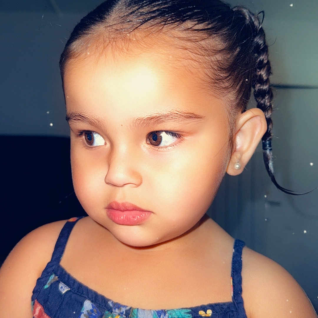 Kayna participe au concours pour gagner de l'argent avec cette photo : braided_hair, child, childhood, closeup, cute, dress, earring, expression, face, fashion, floral_pattern, girl, hair, heart_overlay, indoors, person, portrait, skin, soft_lighting, young