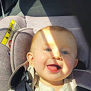 Gabriel a rejoint le concours — aidez-le/la à gagner de superbes lots ! baby, blue_eyes, car_interior, car_seat, child, child_safety, closeup, clothing, cute, daylight, face, happy, infant, portrait, safety, seat, seatbelt, shadow, smiling, sunlight