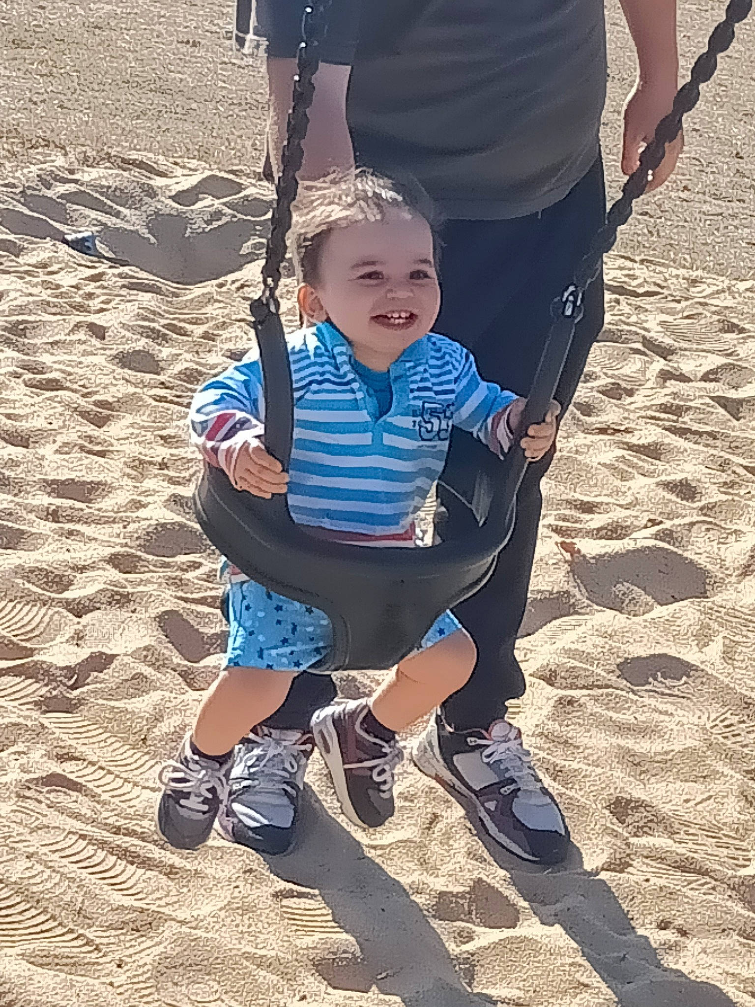 Thymaël participe au concours pour gagner de l'argent avec cette photo : baby, beach, child, electric_blue, fun, gesture, happy, hat, headwear, joy, leg, leisure, people_in_nature, person, recreation, sand, shadow, shoe, sneakers, sock