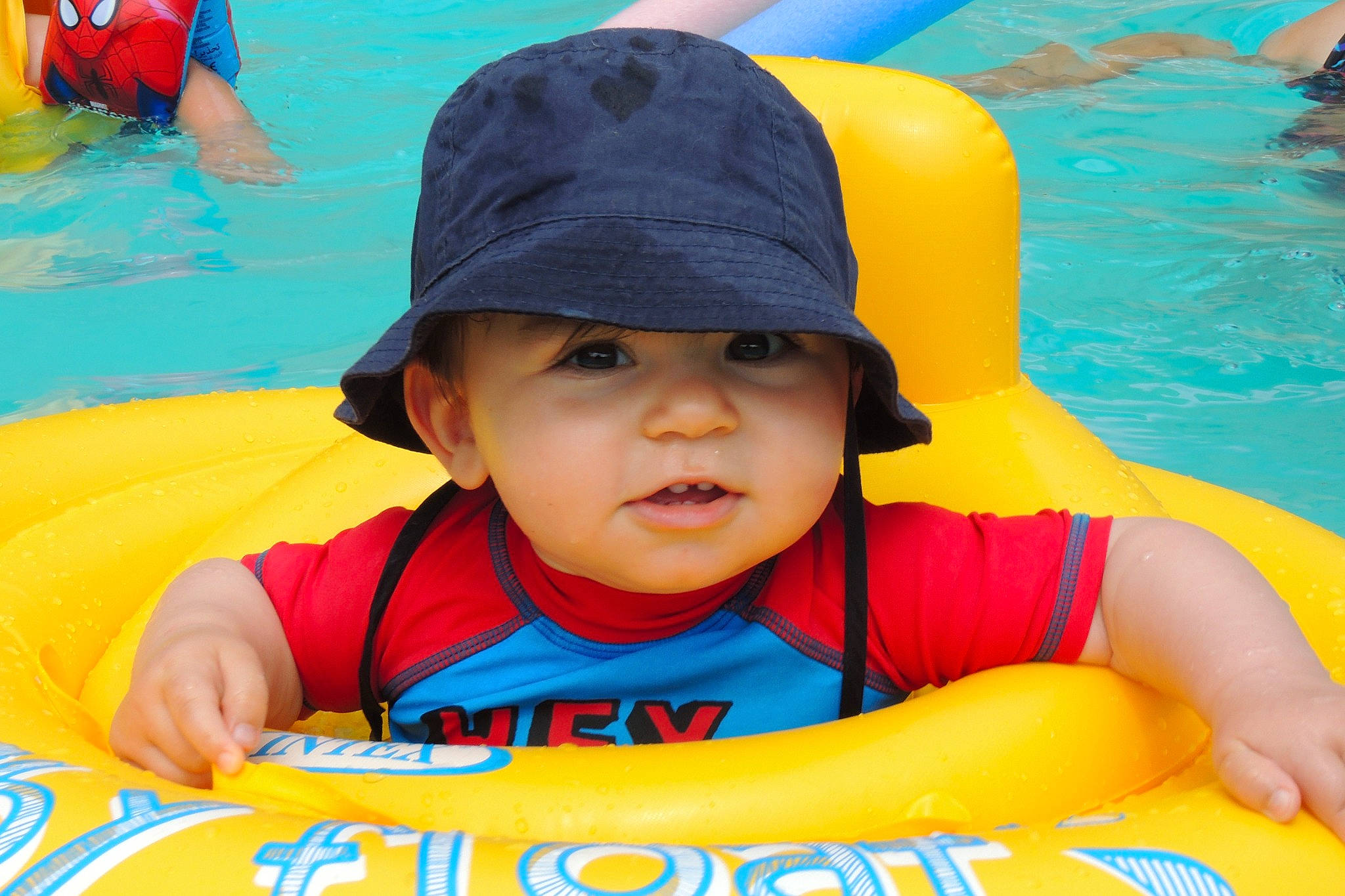 Thymaël participe au concours pour gagner de l'argent avec cette photo : aqua, azure, baby, blue, cap, facial_expression, fun, green, happy, headgear, headwear, leisure, outdoor_recreation, person, photograph, product, recreation, red, summer, toddler