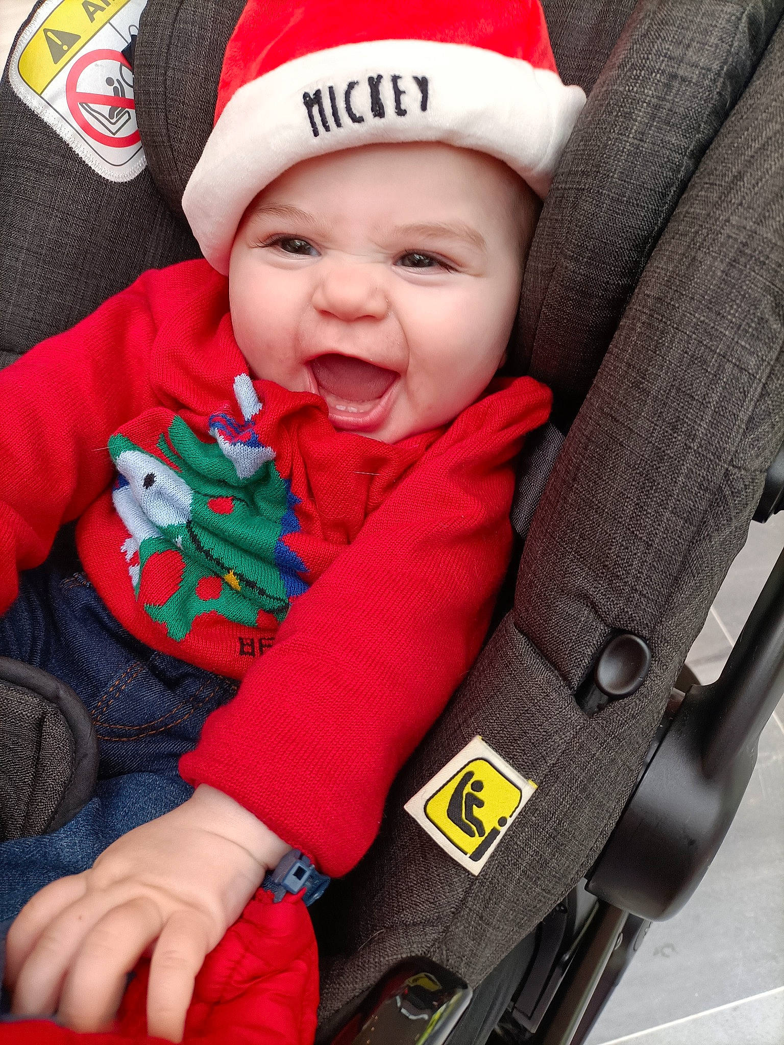 Thymaël participe au concours pour gagner de l'argent avec cette photo : baby, baby_carriage, baby_products, baby_toddler_clothing, cap, child, comfort, event, eye, fashion_accessory, happy, hat, headwear, holiday, knit_cap, outerwear, person, red, sitting, sleeve