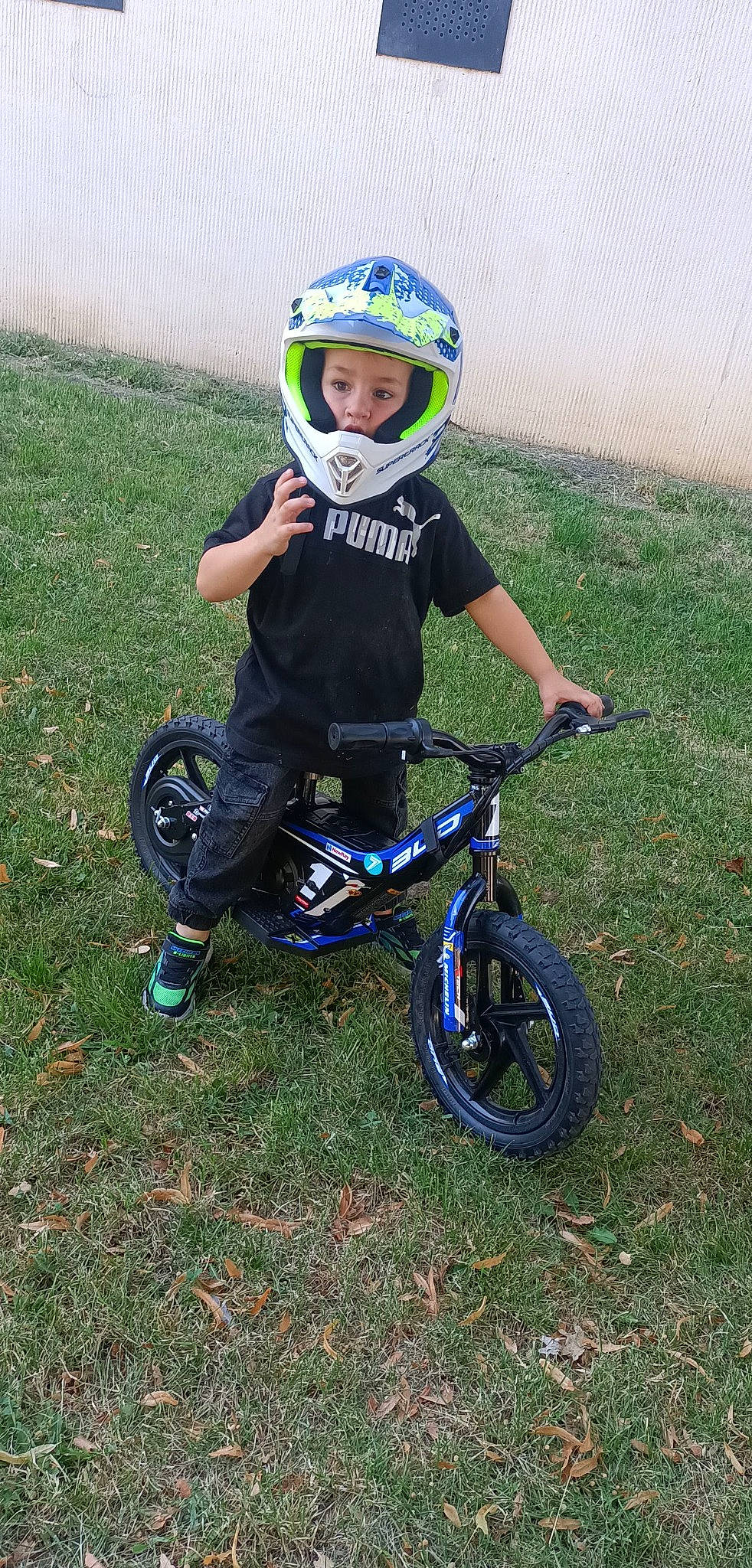 Tylhio participe au concours pour gagner de l'argent avec cette photo : bicycle, bicycle_accessory, bicycle_fork, bicycle_frame, bicycle_handlebar, bicycle_helmet, bicycle_saddle, bicycle_tire, bicycle_wheel, bicycle_wheel_rim, bicycles_equipment_and_supplies, cycle_sport, headwear, helmet, person, smile, sports_equipment, sports_gear, tire, toddler