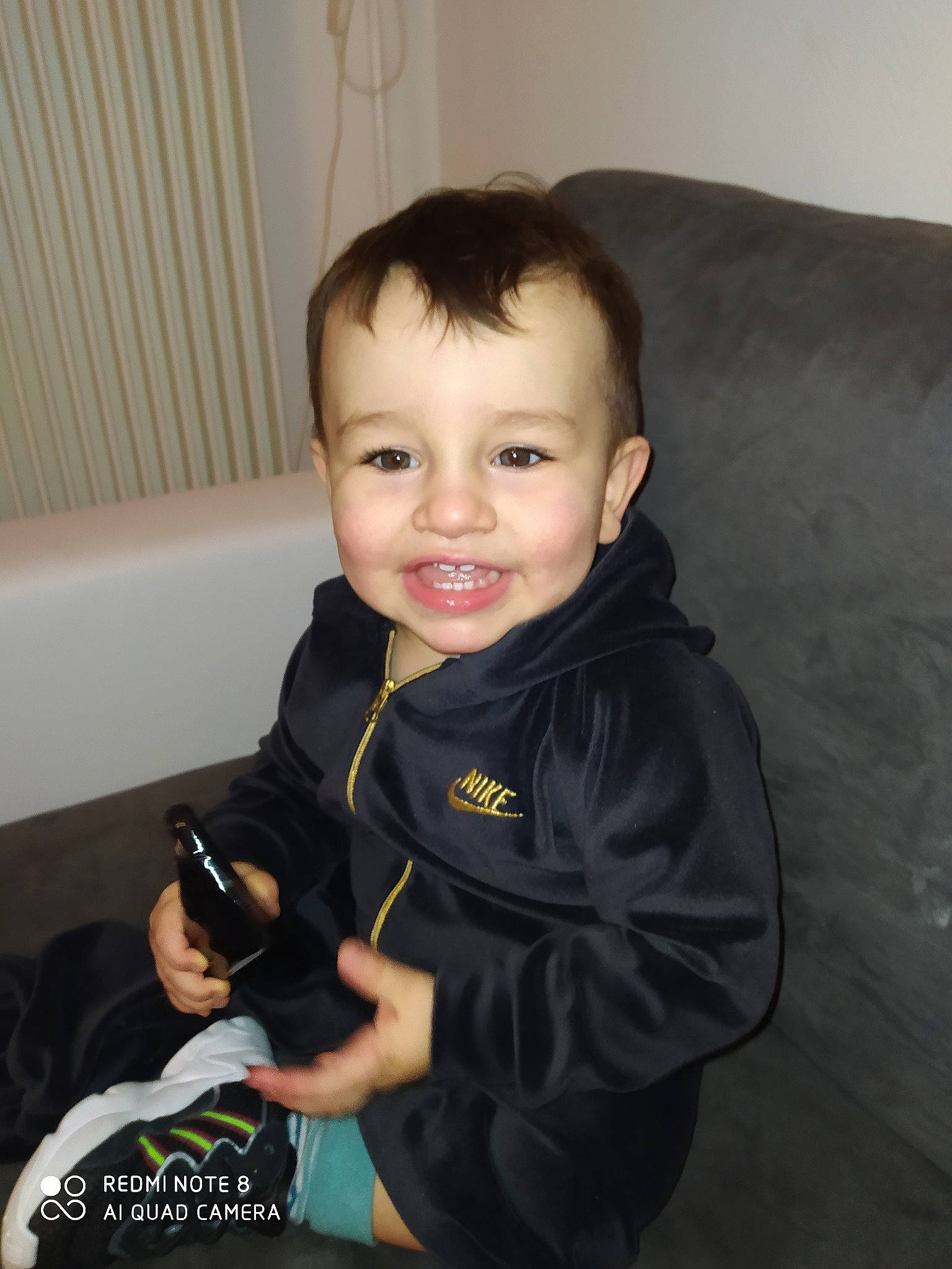 Tylhio a rejoint le concours — aidez-le/la à gagner de superbes lots ! arm, baby, cheek, child, eye, face, happy, head, male, outerwear, person, sitting, skin, smile, t_shirt, toddler