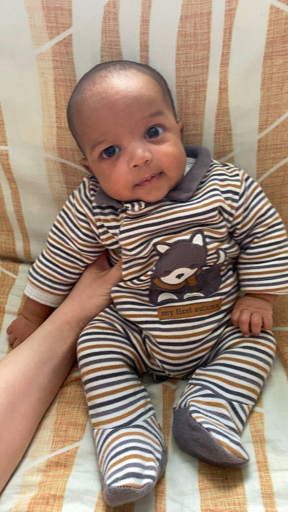 Eden a rejoint le concours — aidez-le/la à gagner de superbes lots ! arm, baby, baby_toddler_clothing, cheek, child, collar, comfort, eye, face, floor, flooring, head, pattern, people, person, sitting, skin, sleeve, smile, t_shirt