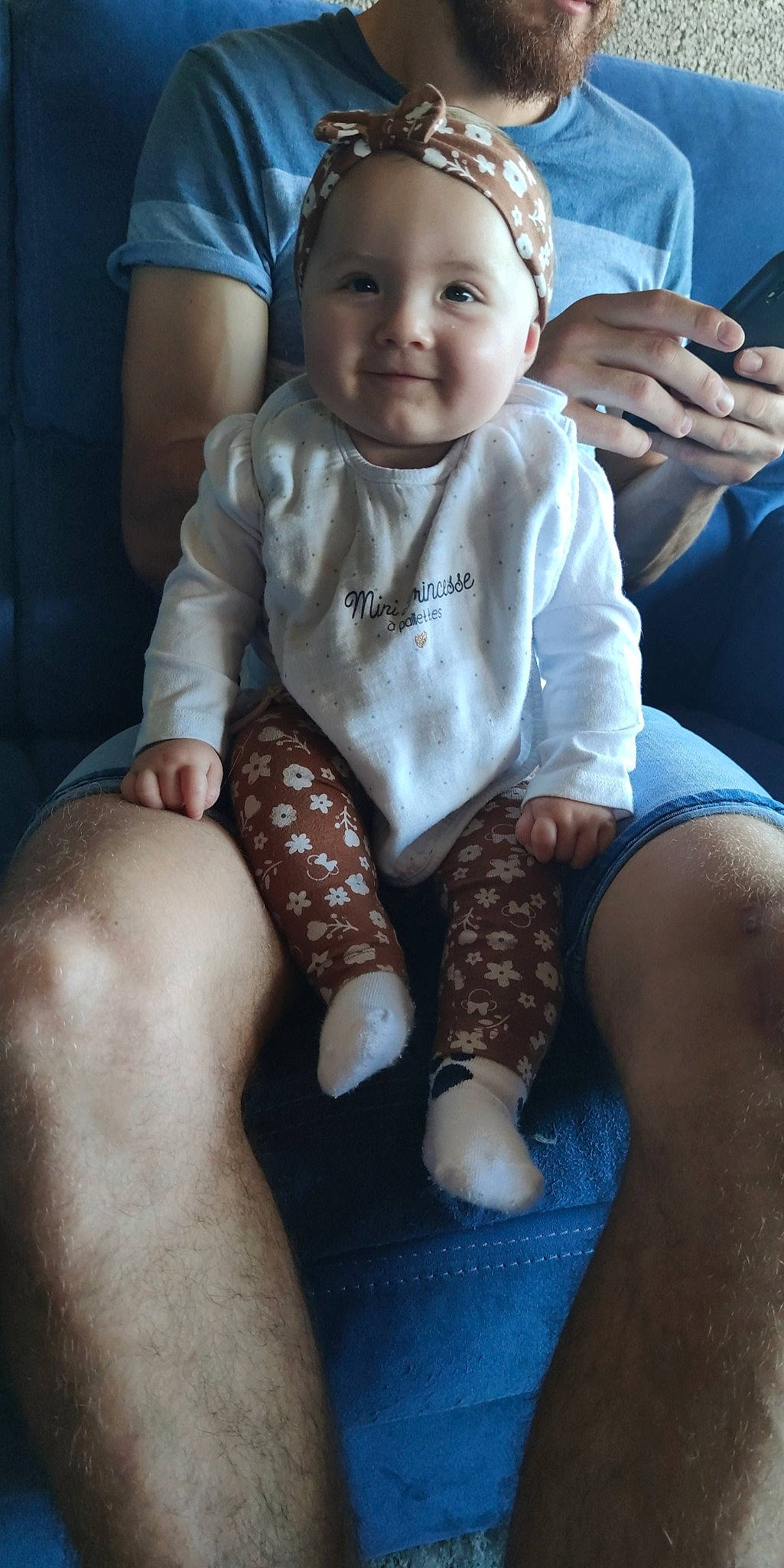 Héléna a rejoint le concours — aidez-le/la à gagner de superbes lots ! arm, baby_toddler_clothing, black, blue, cheek, comfort, face, finger, hand, head, human_body, joint, joy, leg, mouth, organ, person, shoulder, skin, sleeve