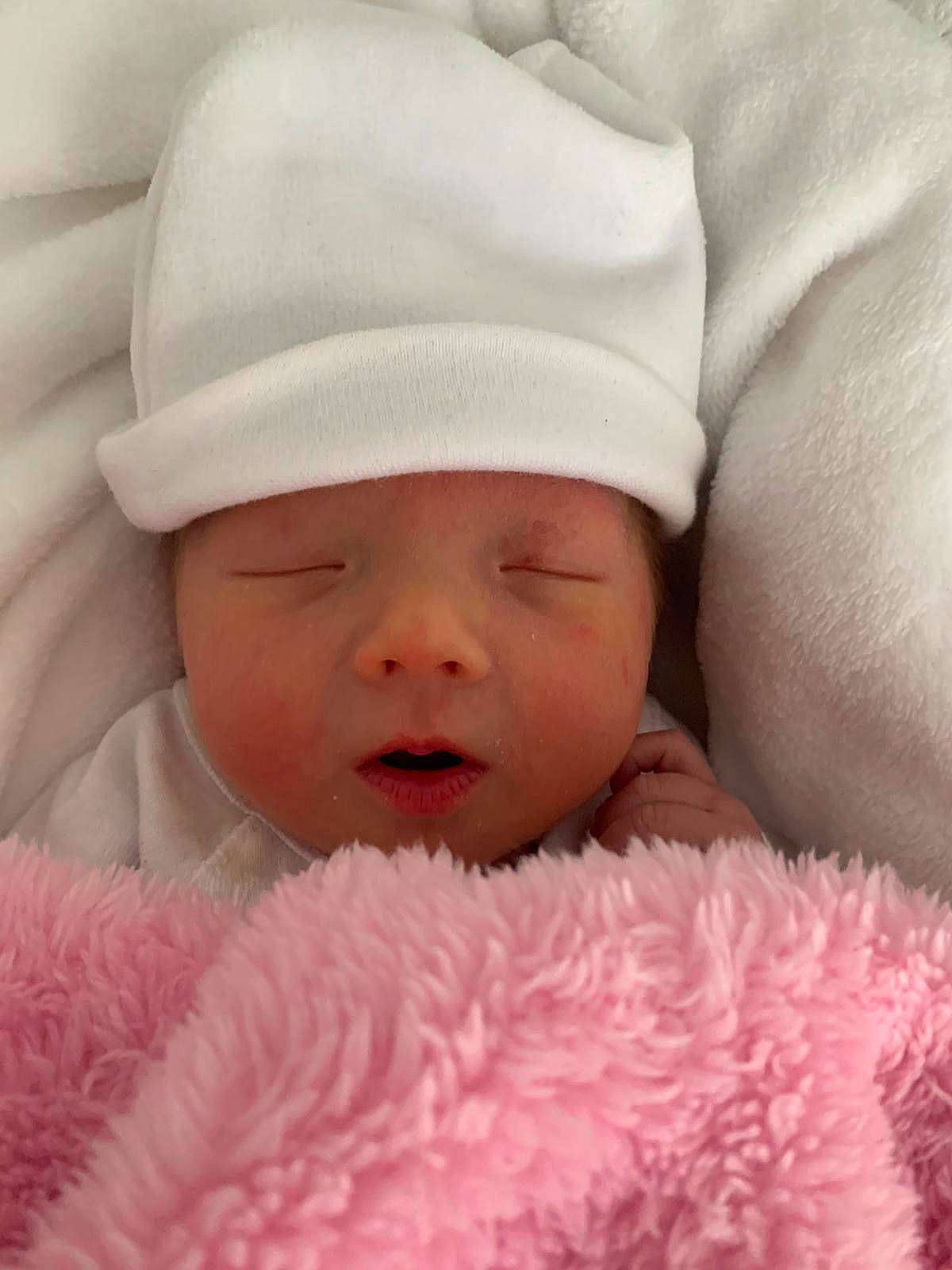 Héléna participe au concours pour gagner de l'argent avec cette photo : baby, baby_sleeping, baby_toddler_clothing, cap, cheek, child, close_up, comfort, happy, hat, headgear, headwear, linens, lip, magenta, person, petal, pink, skin, textile