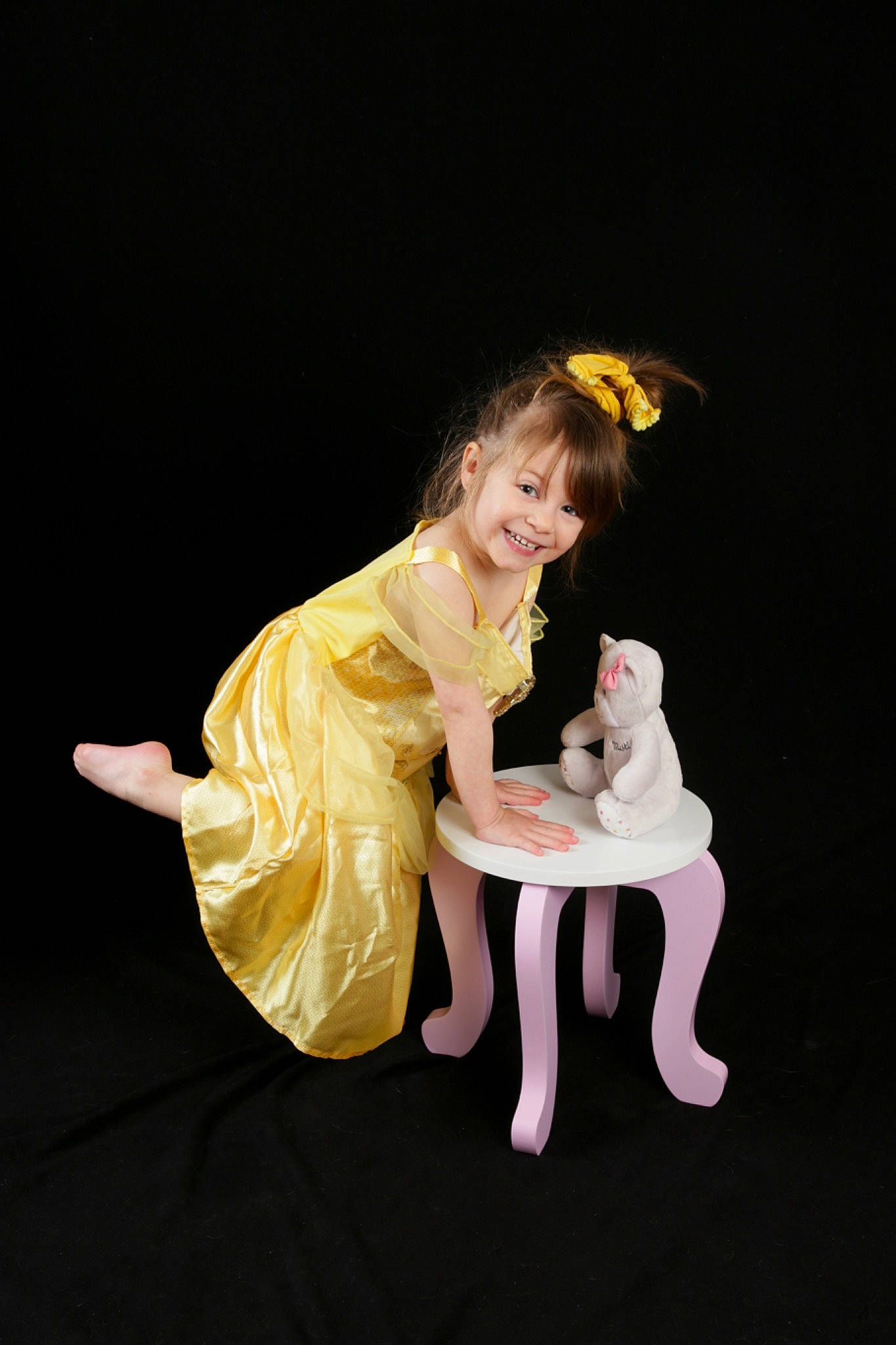 Eloise a rejoint le concours — aidez-le/la à gagner de superbes lots ! cat, costume, doll, event, fashion_design, fawn, felidae, figurine, flash_photography, formal_wear, fun, fur, gesture, happy, joy, performing_arts, person, sitting, small_to_medium_sized_cats, smile