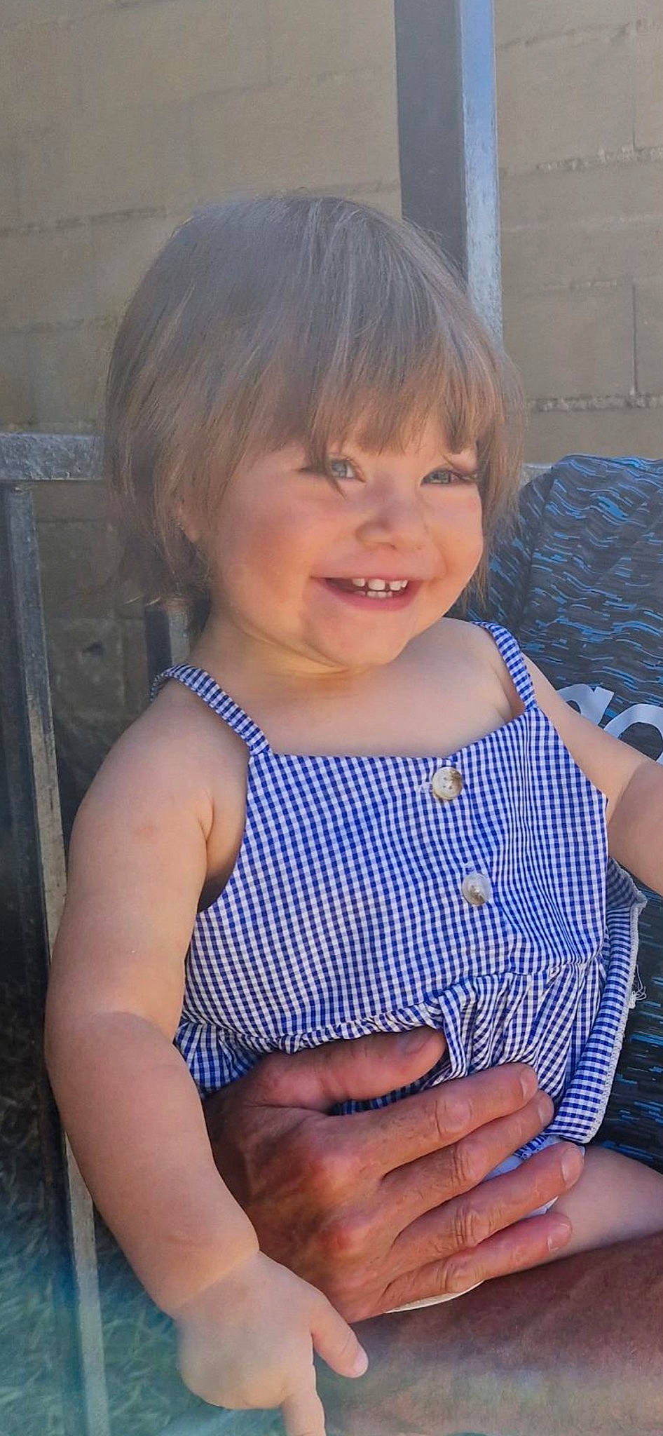 Eloïse a rejoint le concours — aidez-le/la à gagner de superbes lots ! arm, baby_toddler_clothing, cheek, eye, face, finger, gesture, hair, hand, happy, iris, joy, lip, neck, nose, organ, pattern, person, skin, sleeve