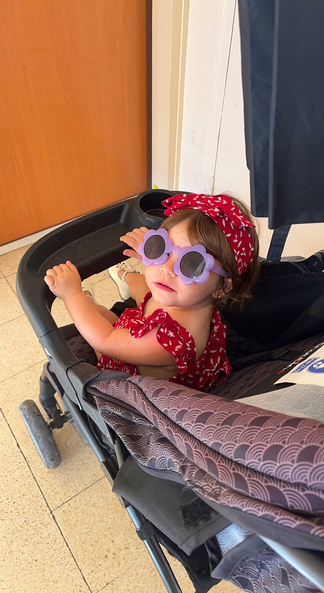 Eloïse a rejoint le concours — aidez-le/la à gagner de superbes lots ! automotive_design, carmine, comfort, curtain, eyewear, fashion_accessory, flooring, glasses, goggles, human_leg, leisure, magenta, pattern, person, personal_protective_equipment, plaid, sitting, sunglasses, thigh, toy