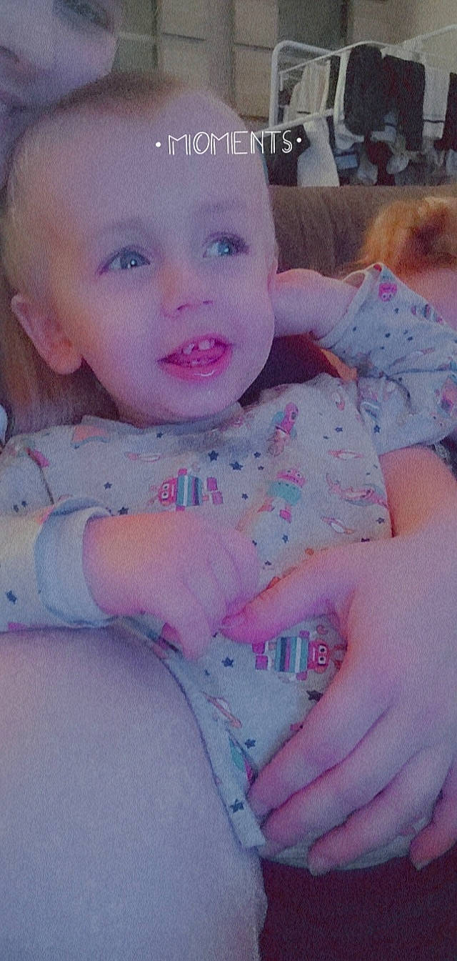 Axel participe au concours pour gagner de l'argent avec cette photo : baby_toddler_clothing, cheek, eye, eyebrow, eyelash, face, facial_expression, gesture, hairstyle, hand, happy, head, iris, lip, mouth, nose, person, pink, skin, sleeve