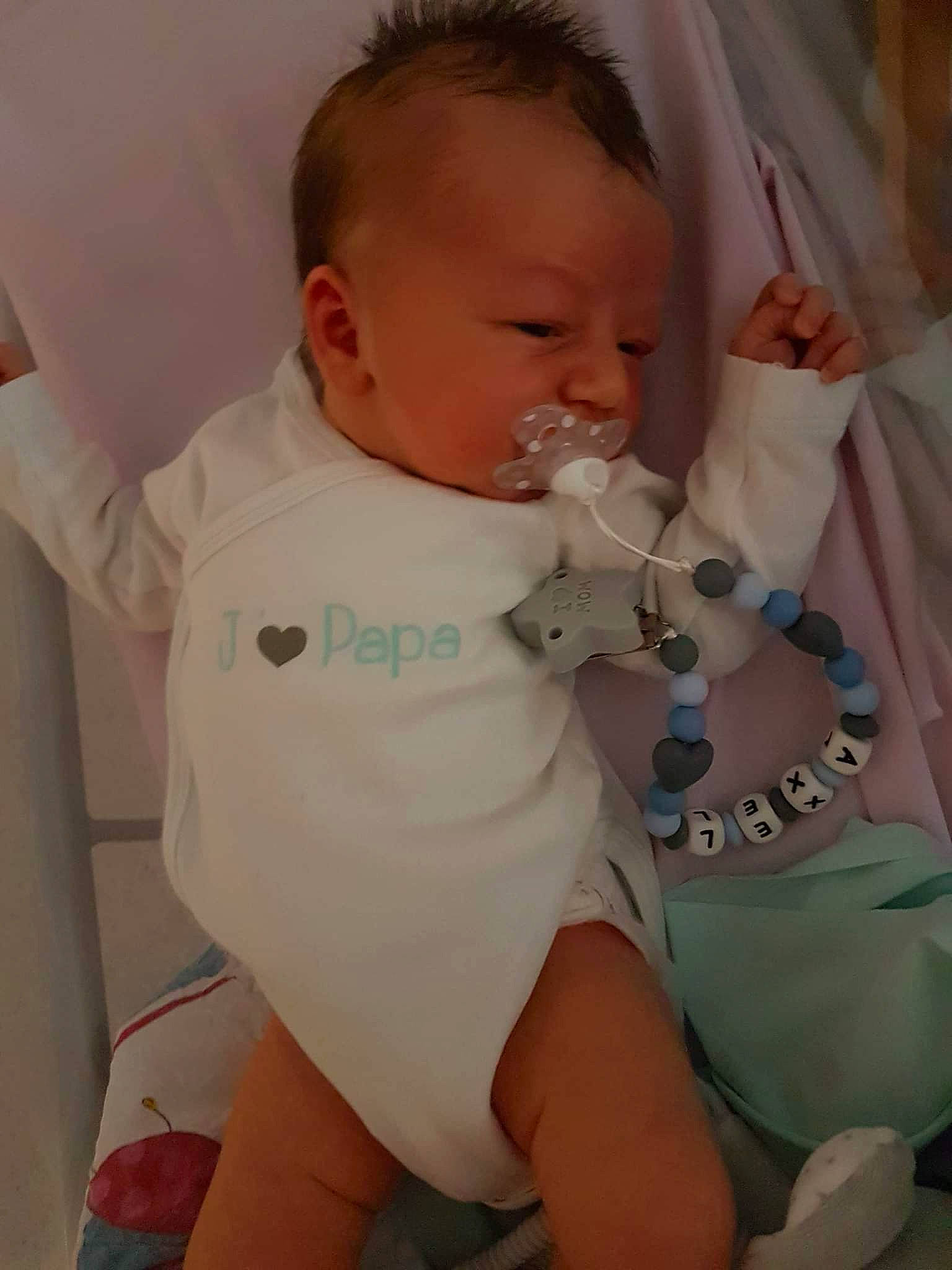 Axel participe au concours pour gagner de l'argent avec cette photo : arm, baby, baby_toddler_clothing, cheek, comfort, eye, facial_expression, finger, hand, head, human_body, iris, joint, mouth, neck, person, shoulder, skin, sleeve, textile