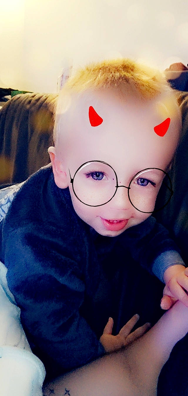 Axel a rejoint le concours — aidez-le/la à gagner de superbes lots ! baby_toddler_clothing, chin, eye, eyebrow, eyelash, eyewear, face, finger, glasses, hand, happy, head, headgear, iris, lip, nose, person, skin, sleeve, toy