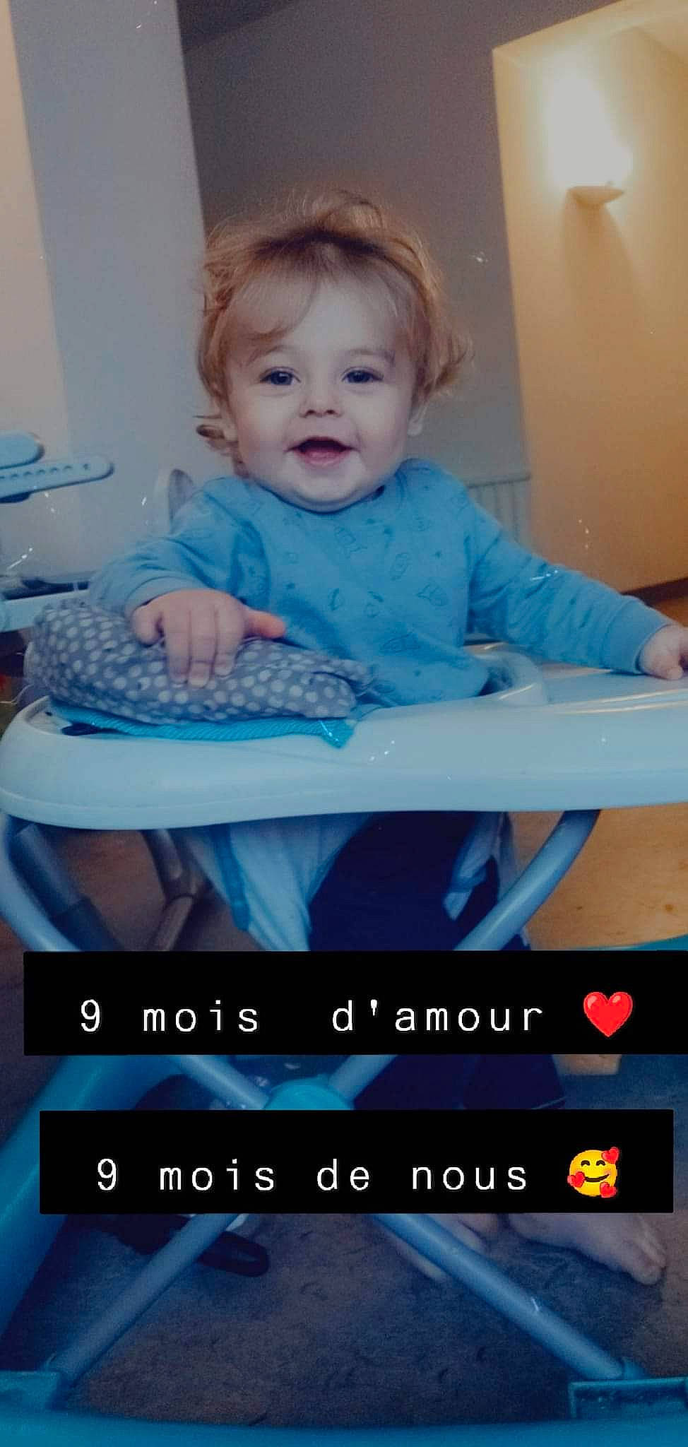 Jayce a rejoint le concours — aidez-le/la à gagner de superbes lots ! arm, azure, baby, baby_toddler_clothing, blue, communication_device, facial_expression, finger, flash_photography, font, fun, gesture, happy, mouth, person, photograph, product, screenshot, sleeve, smile