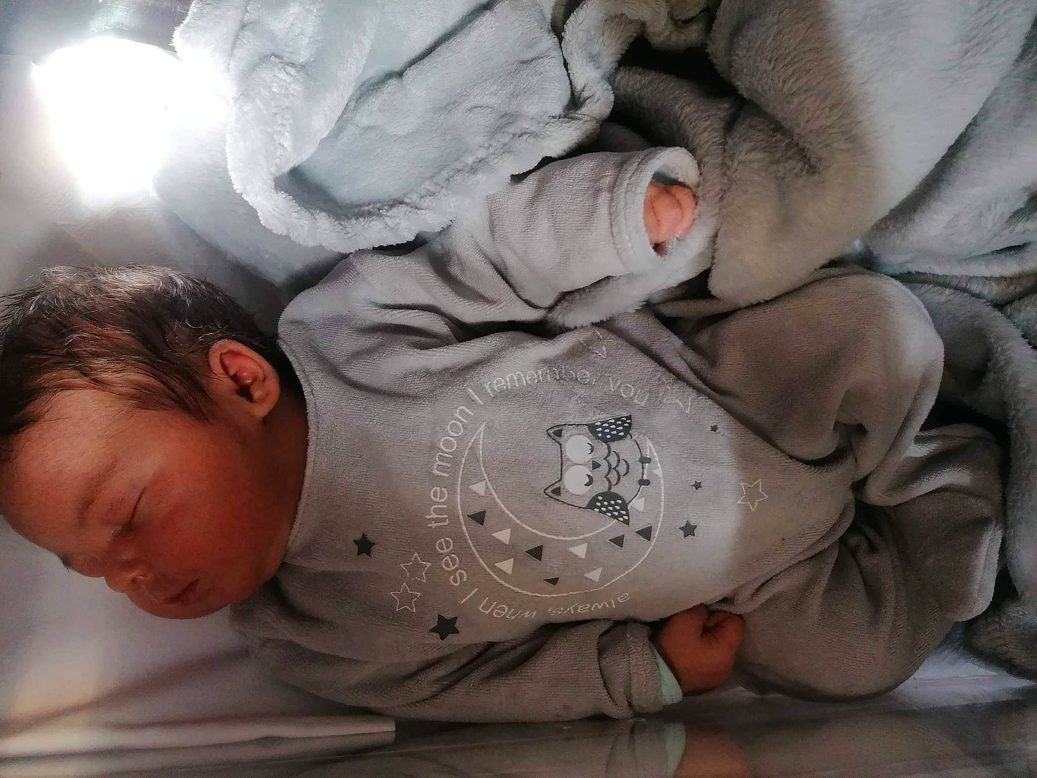 Jayce participe au concours pour gagner de l'argent avec cette photo : baby, baby_toddler_clothing, cheek, chin, comfort, elbow, eye, finger, gesture, hand, human, human_body, joint, mammal, mouth, nose, person, skin, sleeve, textile