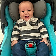 Marceau participe au concours pour gagner de l'argent avec cette photo : baby, button, car_seat, casual, child, clothing, cute, feet, hands, happy, head_support, indoor, infant, jeans, person, portrait, rolled_up_jeans, seatbelt, smile, striped_shirt