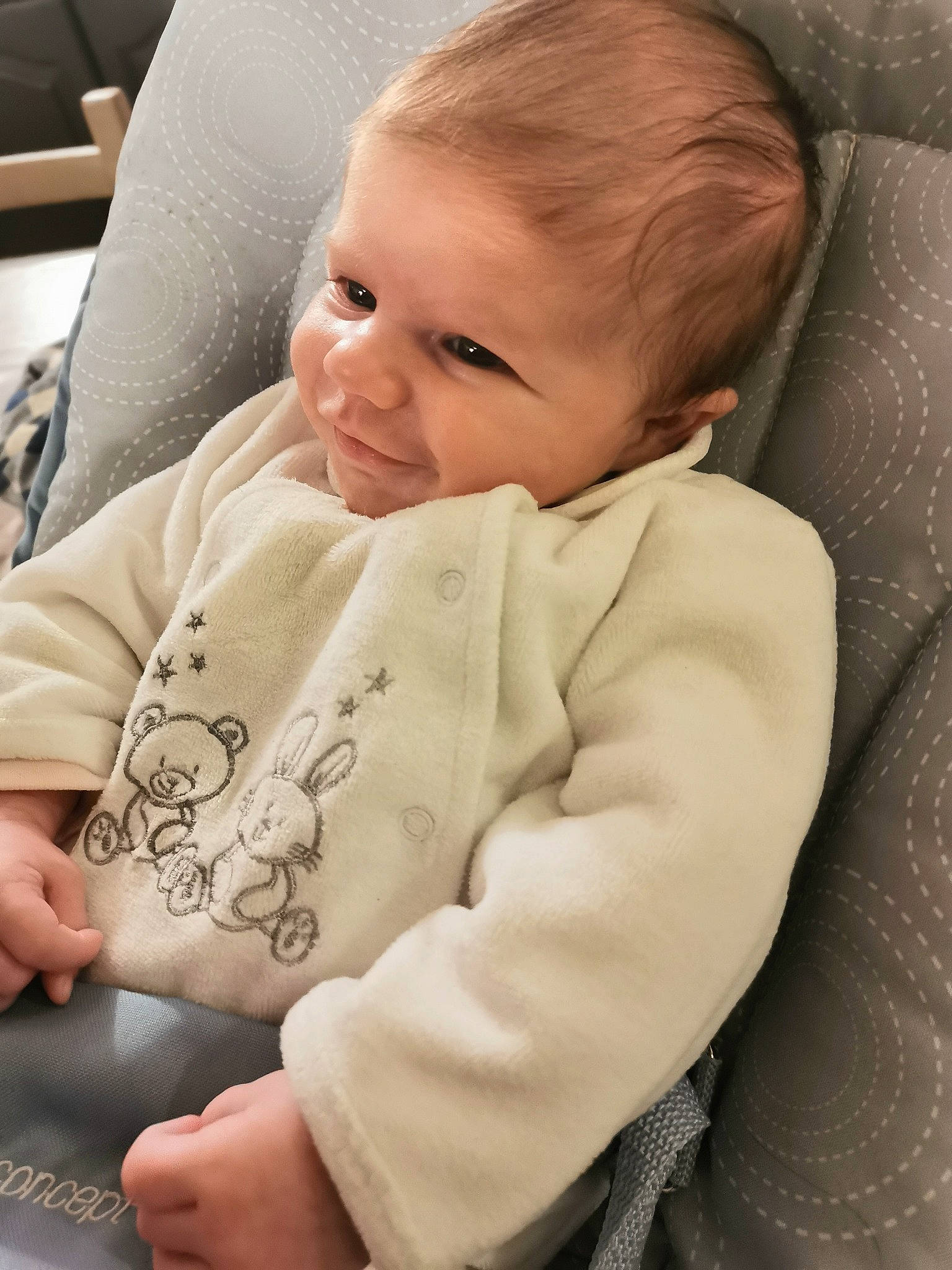 Léna participe au concours pour gagner de l'argent avec cette photo : baby, baby_toddler_clothing, cheek, child, chin, collar, comfort, face, finger, iris, lip, mammal, mouth, nose, person, product, skin, sleeve, smile, textile