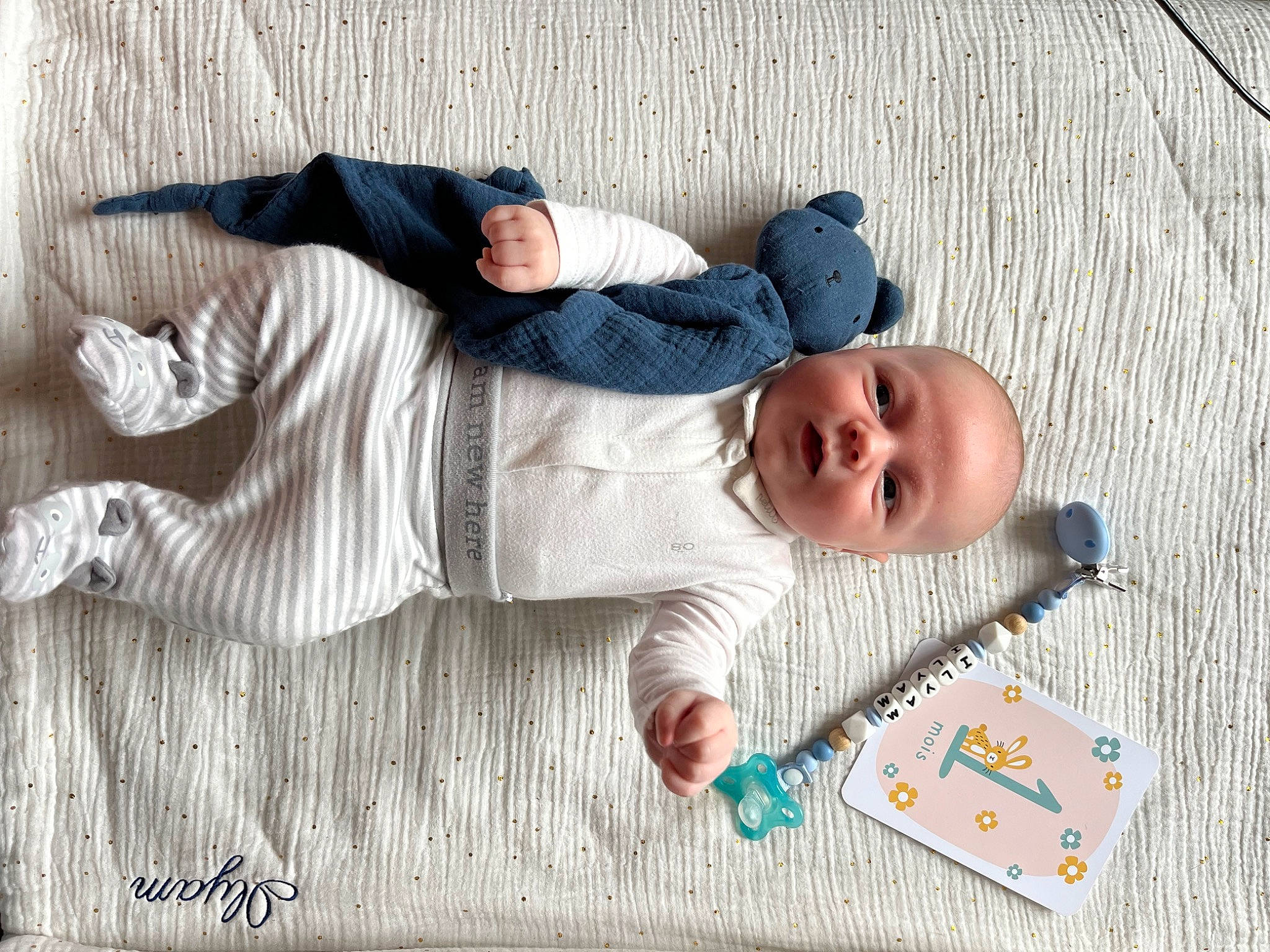 Ilyam a rejoint le concours — aidez-le/la à gagner de superbes lots ! art, baby, baby_products, baby_toddler_clothing, child, comfort, flooring, grass, happy, human, illustration, linens, mammal, pattern, person, sitting, sleeve, textile, toddler, vertebrate