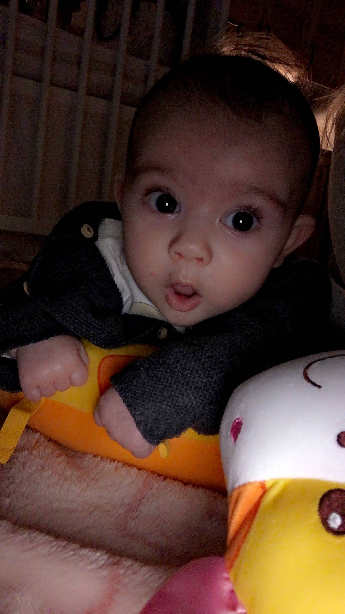 Miya participe au concours pour gagner de l'argent avec cette photo : baby, baby_toddler_clothing, cheek, child, chin, comfort, eye, eyebrow, finger, head, headgear, iris, lip, mammal, mouth, nose, person, skin, smile, surprise