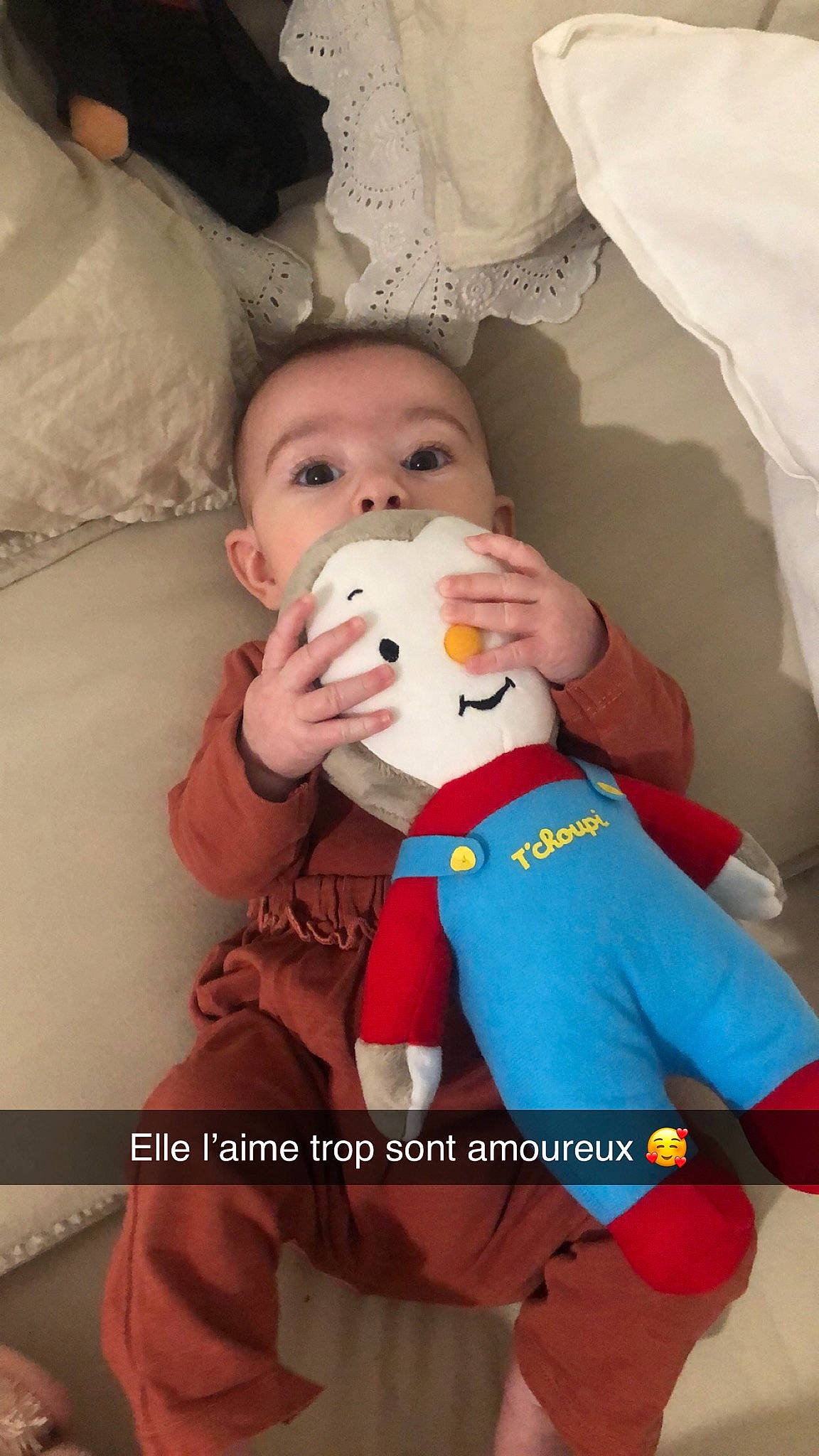 Miya a rejoint le concours — aidez-le/la à gagner de superbes lots ! baby, baby_products, baby_toddler_clothing, child, comfort, comfort_food, doll, event, finger, fun, happy, nail, person, plush, sitting, stuffed_toy, t_shirt, teddy_bear, textile, toddler