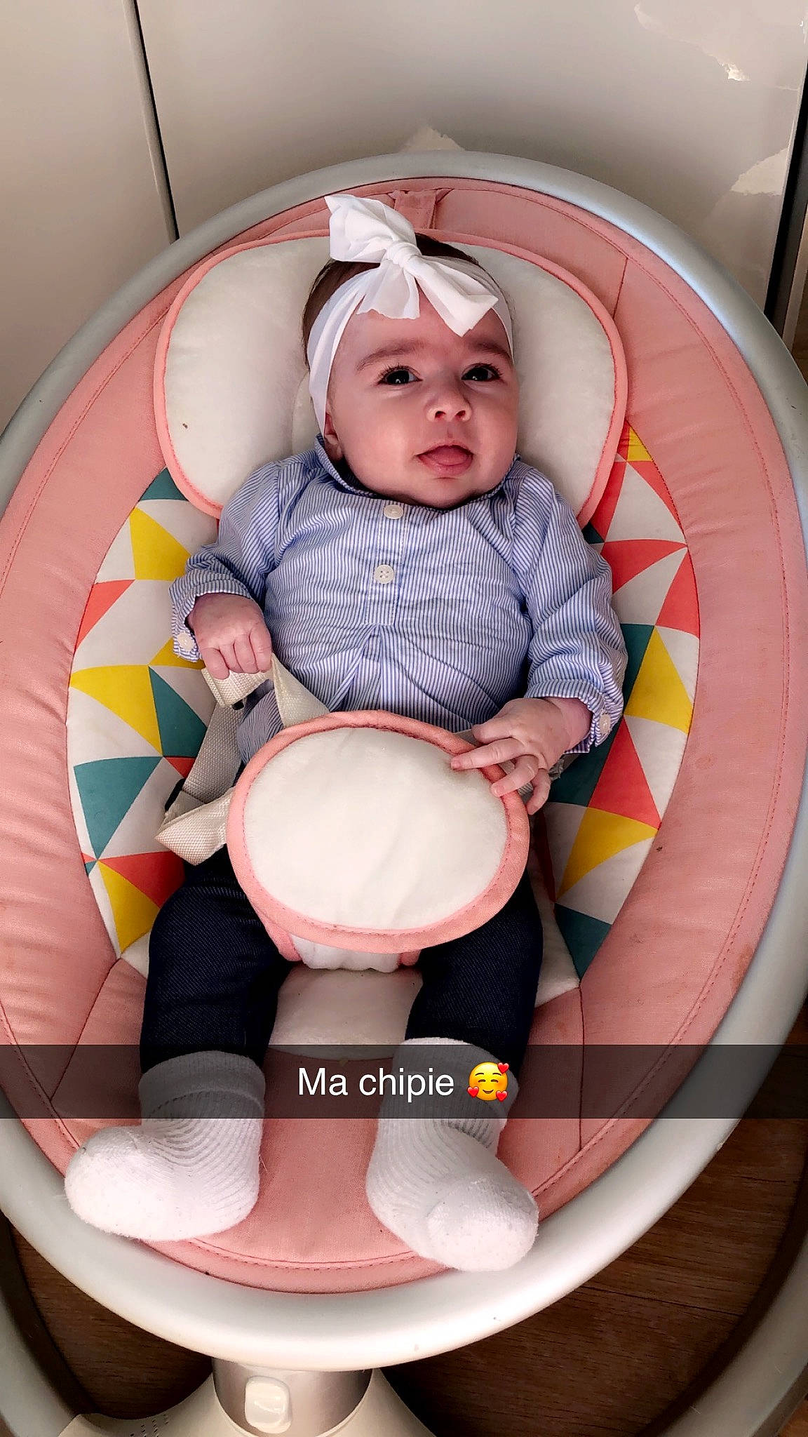 Miya a rejoint le concours — aidez-le/la à gagner de superbes lots ! baby, baby_carriage, baby_in_car_seat, baby_products, baby_safety, baby_toddler_clothing, car_seat, child, circle, comfort, design, fun, headwear, lap, leg, person, pink, sitting, sneakers, sock