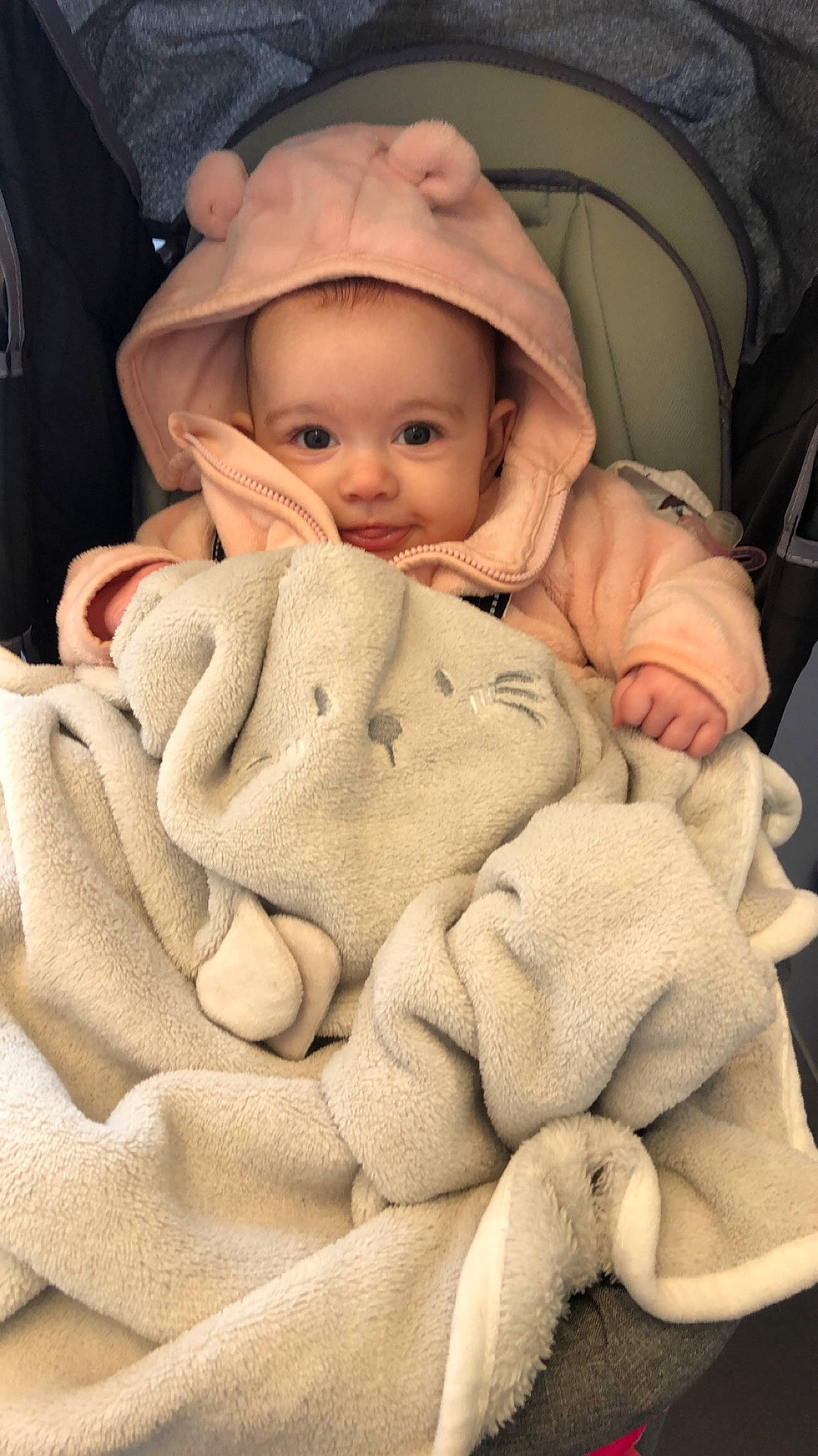 Miya participe au concours pour gagner de l'argent avec cette photo : baby, baby_safety, baby_sleeping, baby_toddler_clothing, cheek, comfort, eye, face, finger, head, headgear, infant_bed, linens, mammal, person, product, skin, sleeve, textile, toddler