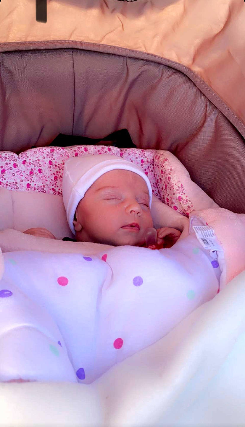 Lilyana a rejoint le concours — aidez-le/la à gagner de superbes lots ! baby, baby_sleeping, baby_toddler_clothing, bedding, cheek, child, comfort, finger, headwear, human_body, linens, magenta, mouth, muscle, pattern, person, pink, skin, stomach, textile