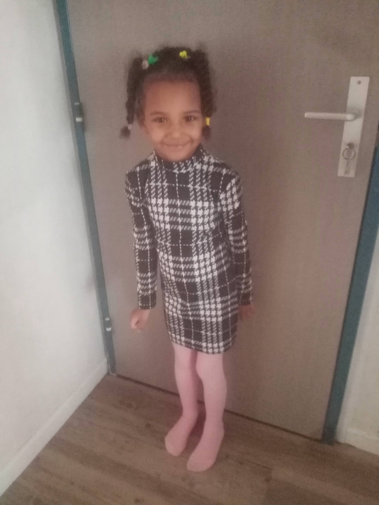 Rihanna a rejoint le concours — aidez-le/la à gagner de superbes lots ! ankle, baby_toddler_clothing, child, day_dress, floor, flooring, foot, joy, laminate_flooring, nightwear, one_piece_garment, pattern, person, plaid, shoulder, sleeve, standing, toddler, wood_flooring