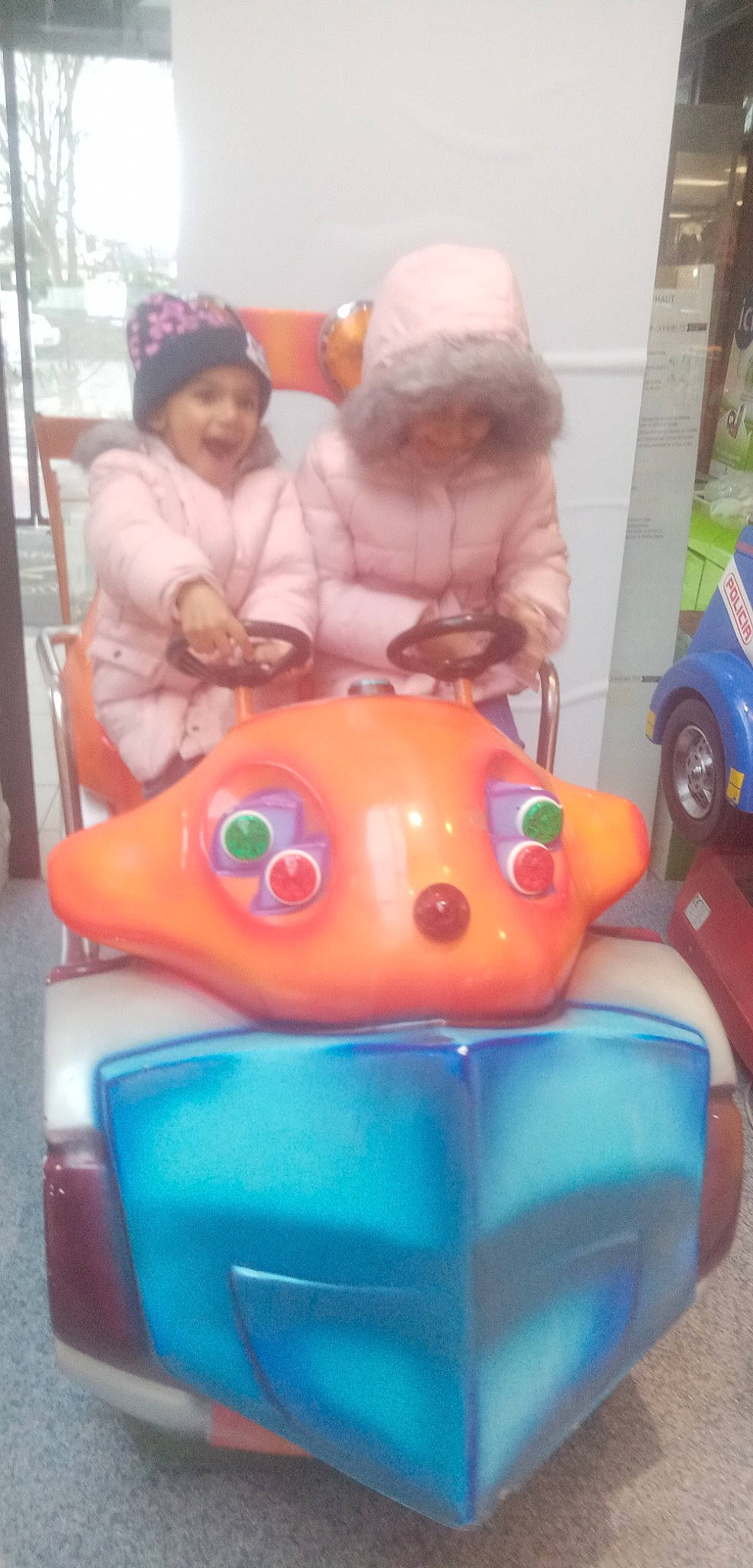 Rihanna a rejoint le concours — aidez-le/la à gagner de superbes lots ! baby_products, baby_toys, beanie, bonnet, fender, headwear, knit_cap, mode_of_transport, person, plastic, riding_toy, toy