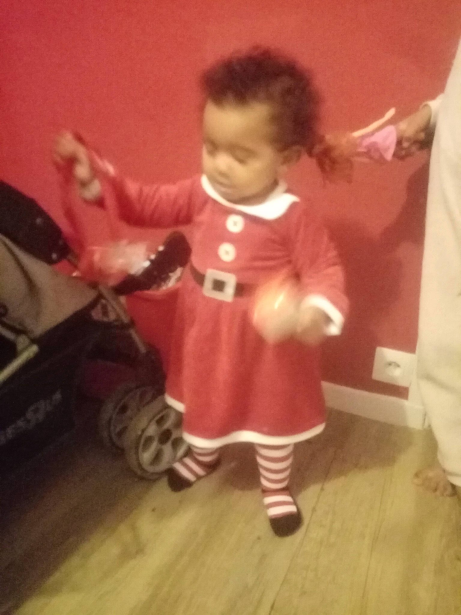 Gamora a rejoint le concours — aidez-le/la à gagner de superbes lots ! baby, baby_products, baby_toddler_clothing, child, floor, flooring, laminate_flooring, person, play, sleeve, sock, toddler, wood_flooring