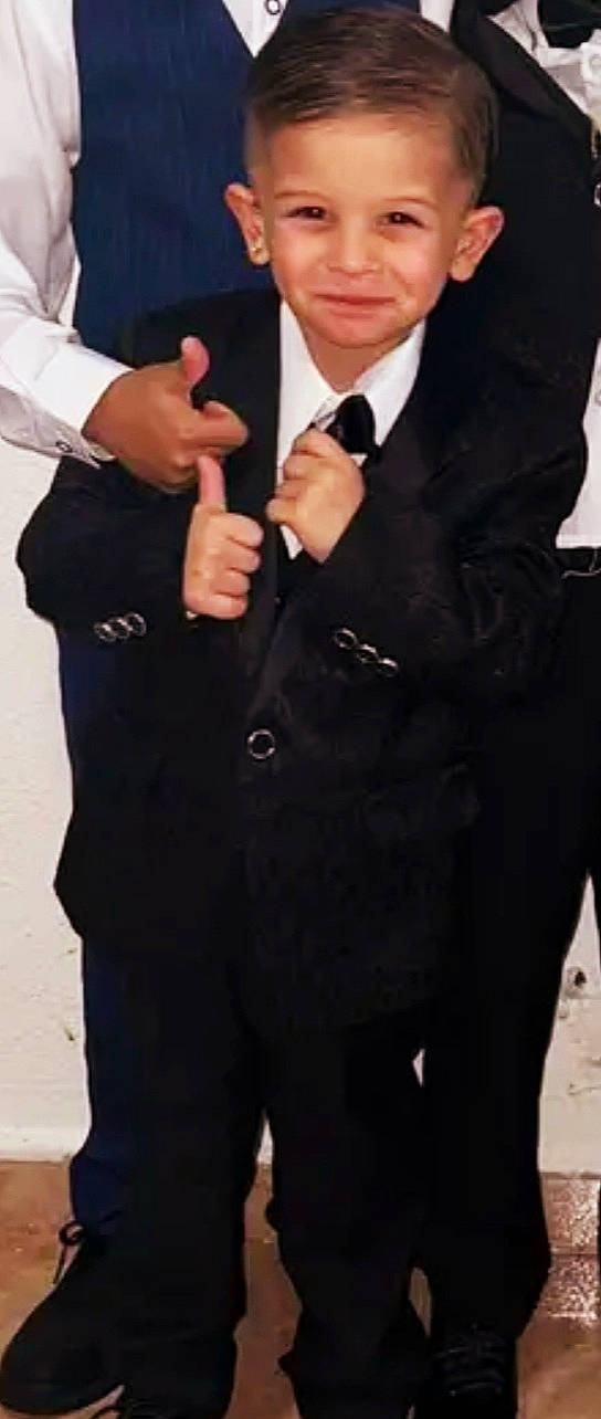 François participe au concours pour gagner de l'argent avec cette photo : audio_equipment, blazer, bow_tie, button, collar, cuff, dress_shirt, event, formal_wear, gesture, hat, joy, microphone, official, person, sleeve, suit, thumb, tie, tuxedo