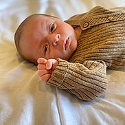 Mehdi a rejoint le concours — aidez-le/la à gagner de superbes lots ! baby, beige, blanket, child, closeup, cozy, cute, expression, face, hand, indoors, infant, knit_sweater, lying_down, newborn, portrait, skin, sleeping, soft, young
