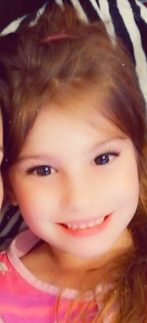 Rachel a rejoint le concours — aidez-le/la à gagner de superbes lots ! beauty, cheek, chin, close_up, eye, eyebrow, eyelash, face, facial_expression, forehead, hair, hairstyle, head, jaw, joy, lip, nose, person, pink, selfie