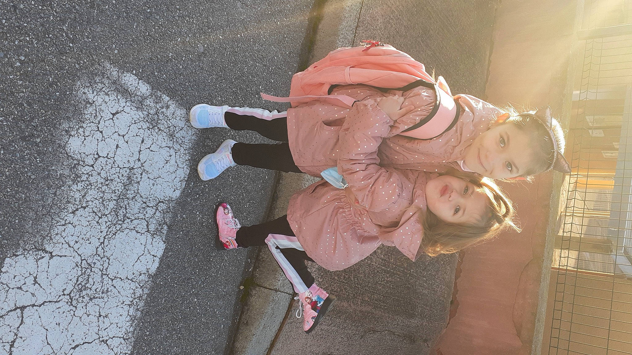 Andra Florina participe au concours pour gagner de l'argent avec cette photo : arm, art, asphalt, concrete, eyewear, finger, flesh, fun, hand, human_body, joy, nail, person, personal_protective_equipment, road_surface, sidewalk, textile, tree, visual_arts, wood