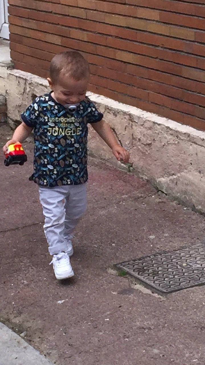 Kenzo a rejoint le concours — aidez-le/la à gagner de superbes lots ! asphalt, baby_toddler_clothing, brick, brickwork, child, cobblestone, concrete, flagstone, flooring, fun, grass, head, pattern, person, play, road_surface, sidewalk, soil, t_shirt, toddler