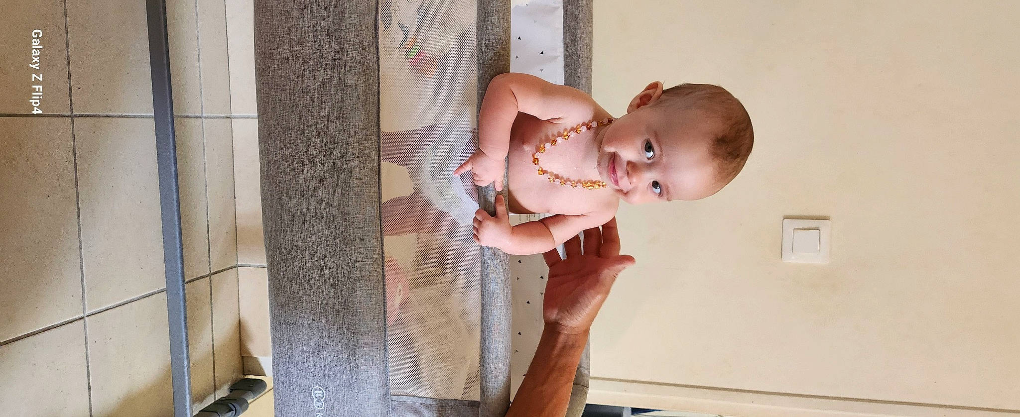 Eva a rejoint le concours — aidez-le/la à gagner de superbes lots ! abdomen, arm, baby, baby_products, baby_safety, baby_toddler_clothing, chest, child, comfort, elbow, finger, hand, happy, joy, nail, pattern, person, skin, smile, stomach