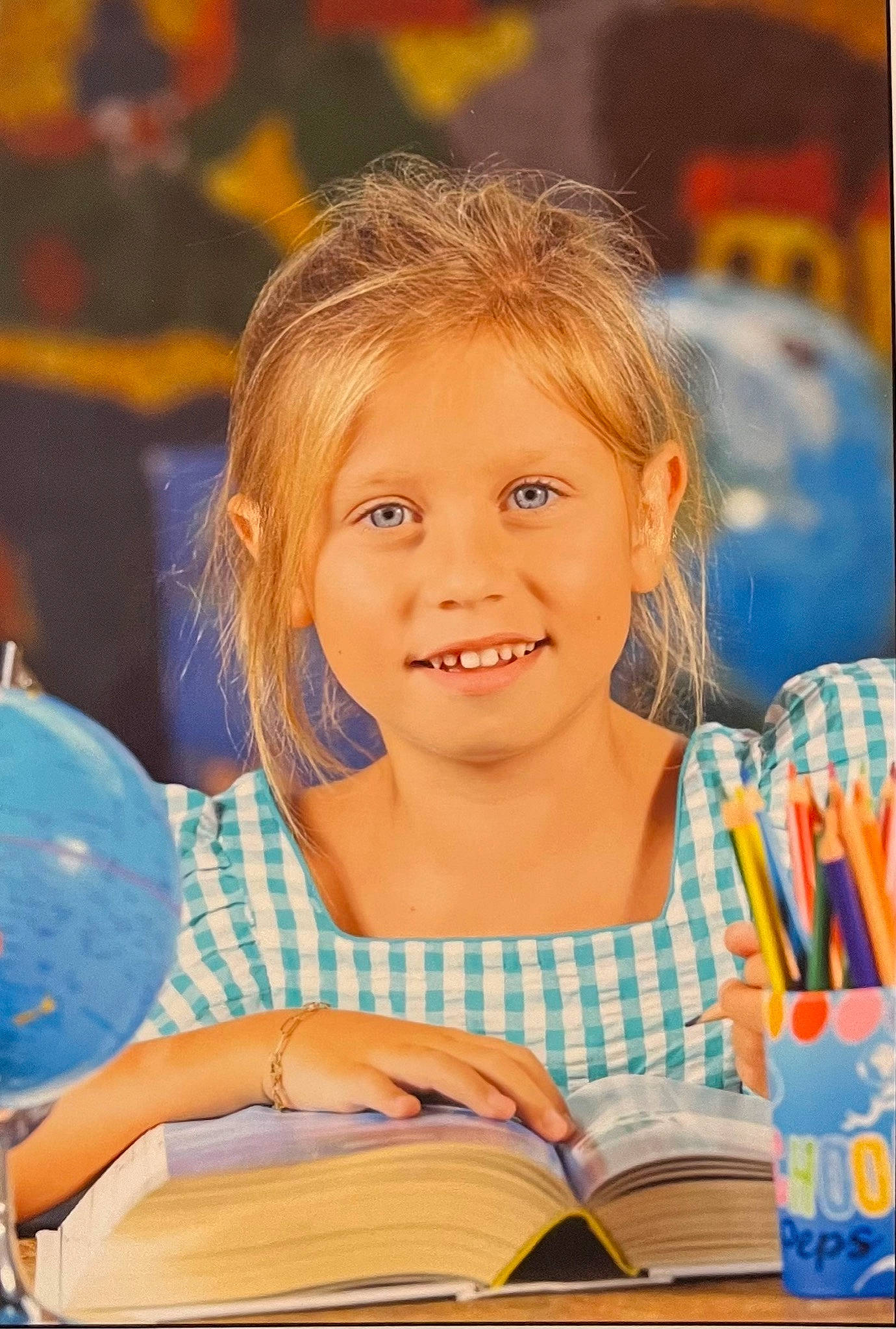 Océane a rejoint le concours — aidez-le/la à gagner de superbes lots ! blond, child, drum, event, face, fun, happy, joy, laugh, leisure, musical_instrument, orange, organ, people, person, play, recreation, sitting, smile, summer