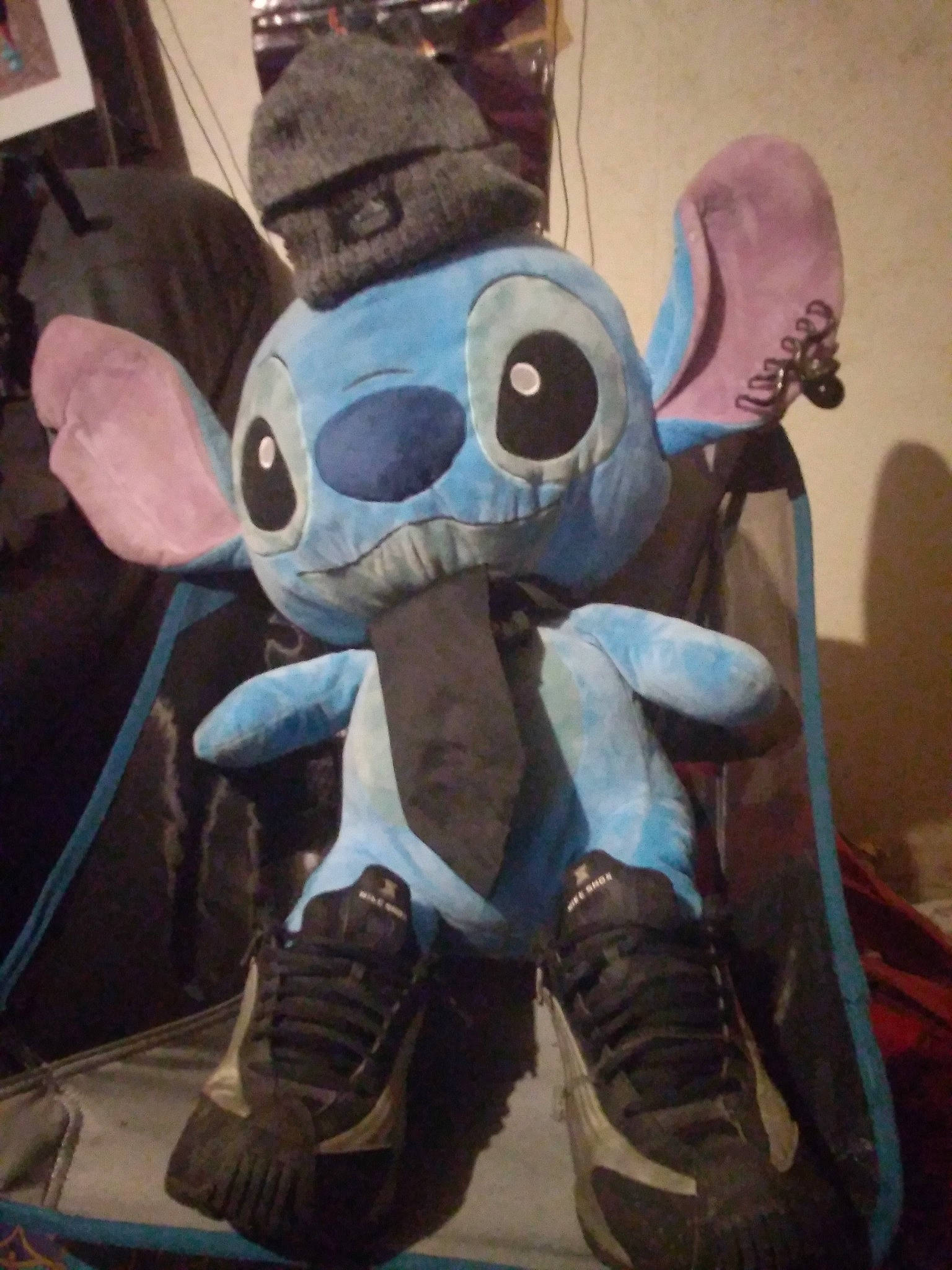 David a rejoint le concours — aidez-le/la à gagner de superbes lots ! animated_cartoon, animation, art, bag, carmine, costume, fawn, fiction, fictional_character, figurine, fun, fur, luggage_and_bags, mascot, personal_protective_equipment, plush, snout, stuffed_toy, toy, wood