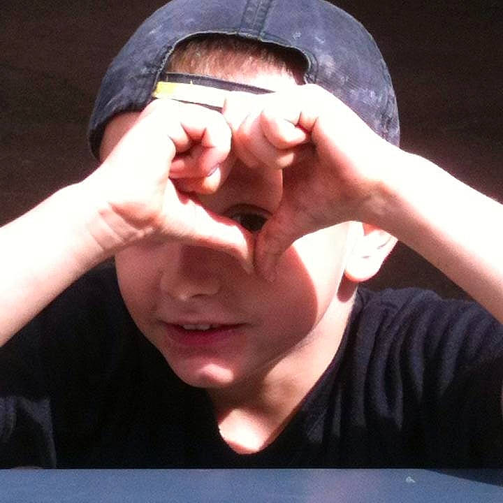 Fafa participe au concours pour gagner de l'argent avec cette photo : cheek, child, ear, eyelash, fashion_accessory, finger, forehead, fun, gesture, happy, jaw, lip, mouth, nail, neck, nose, person, sleeve, thumb, wrinkle