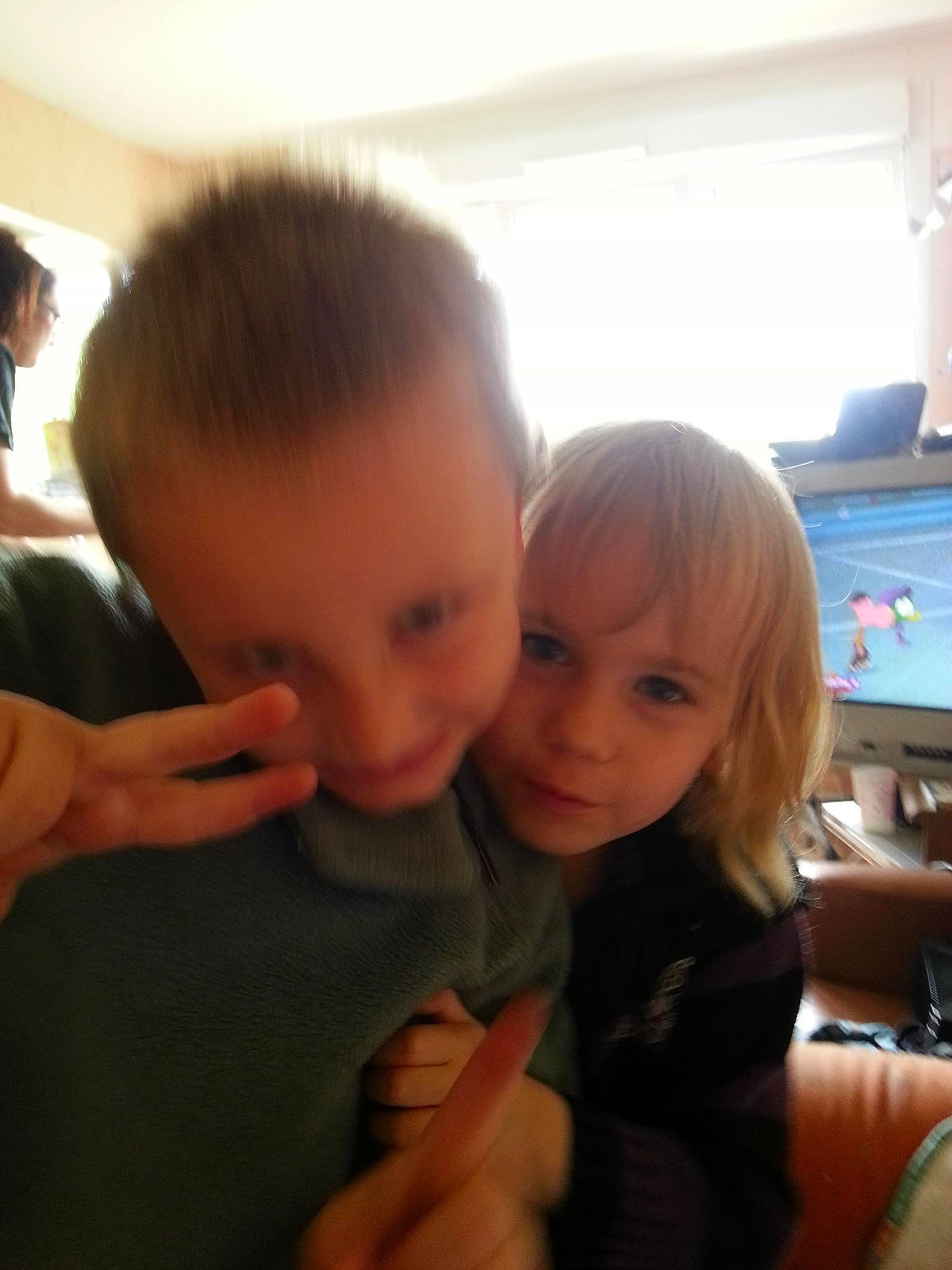 Fafa participe au concours pour gagner de l'argent avec cette photo : baby, cheek, child, ear, event, finger, fun, gesture, happy, hug, iris, nail, nose, person, room, sitting, skin, t_shirt, thumb, toddler