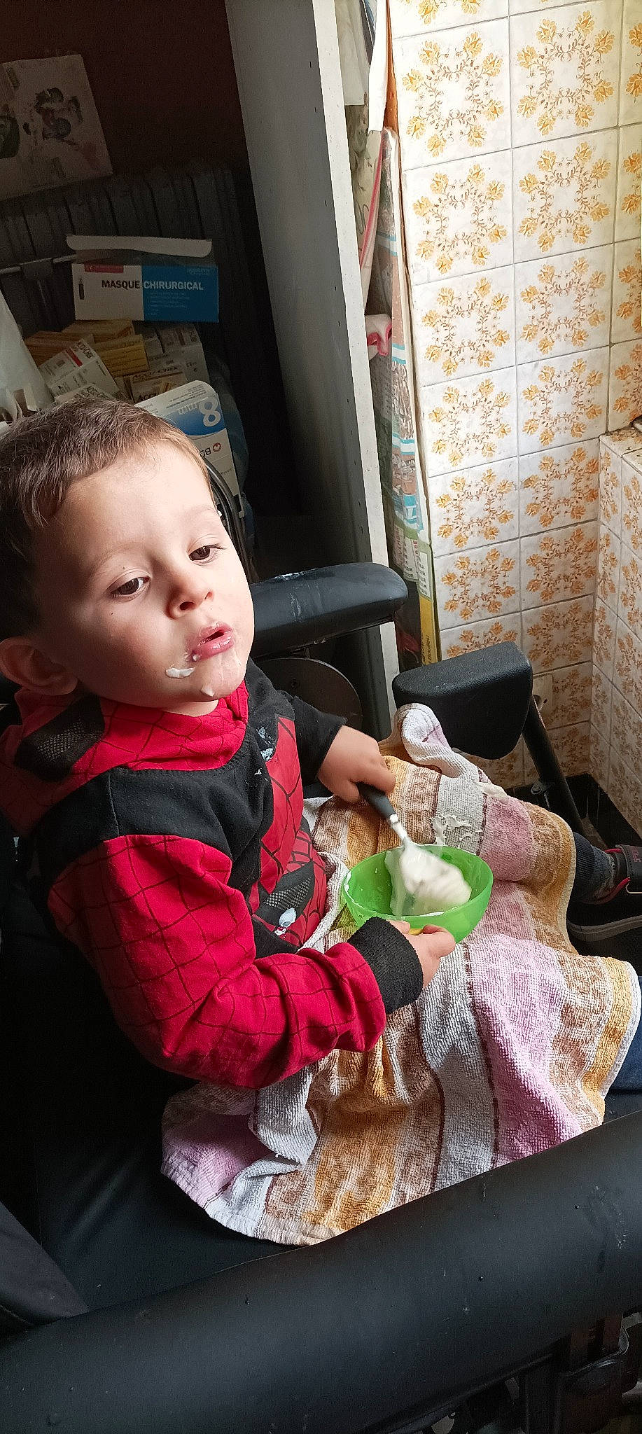 Tiago participe au concours pour gagner de l'argent avec cette photo : baby, baby_toddler_clothing, chair, cheek, child, christmas, comfort, curtain, flooring, fun, fur, happy, holiday, lap, person, room, sitting, skin, toddler, vacation