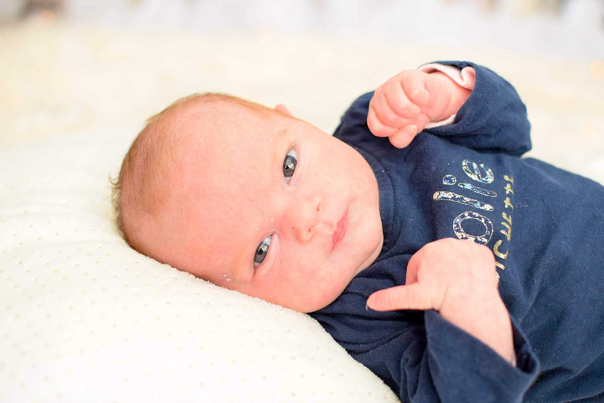 Lola a rejoint le concours — aidez-le/la à gagner de superbes lots ! baby, baby_toddler_clothing, cap, cheek, child, comfort, eye, finger, gesture, grass, hat, linens, nail, pattern, person, portrait_photography, sitting, skin, sleeve, toddler